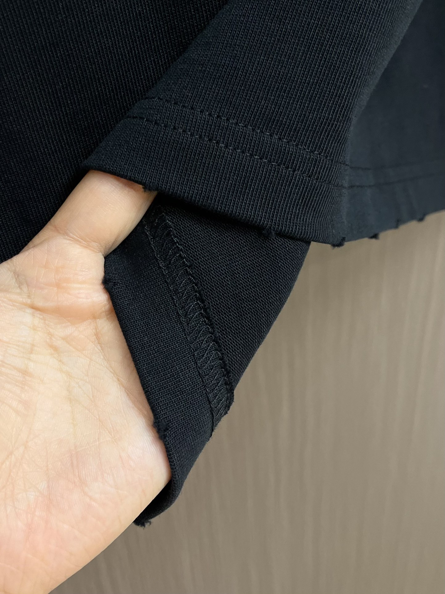 “Acne Studios Eco-Tropical Short-Sleeve T-Shirts with Dotted Logo and Plasma Stamping for Brand Recognition” - 图片 9