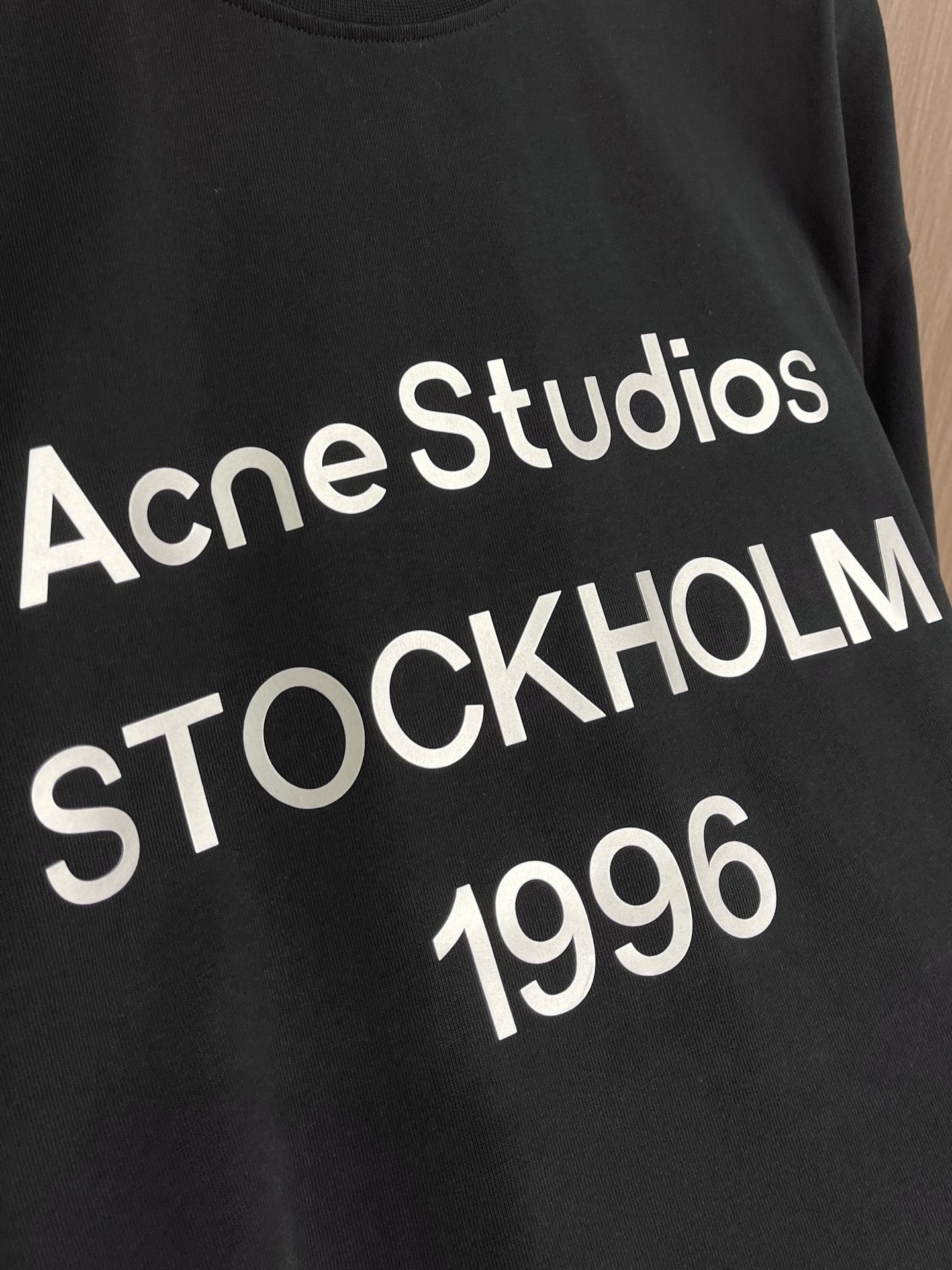 “Acne Studios Eco-Tropical Short-Sleeve T-Shirts with Dotted Logo and Plasma Stamping for Brand Recognition” - 图片 5