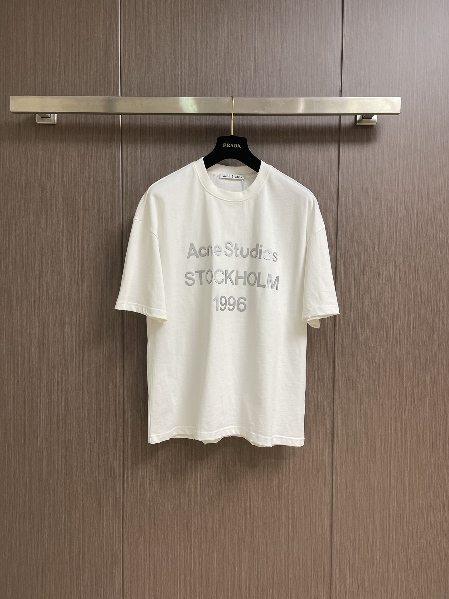 NO:493120,acne studios letter logo logo printed short-sleeved T-shirt, custom-made trendy ecological cotton fabric, decorated with acne studios print on the chest to increase brand recognition. Use glue printing, use glue liquid paint to print patterns on the fabric, and bake the fabric to fix the printing pattern. Size M-XXL,,acne studios,dior,T-shirt,tees,t-shirt,alexander wang19860909acne studios 字母logo标识印花短袖T恤,定制潮悦生态棉面料,饰以胸前acne studios 印花为点缀,增添品牌辨识度.采用胶浆印花,使用胶浆液体涂料在织物上打印图案,烘烤织物以固定印刷图案.尺码M-XXL,,acne studios,dior,T-shirt,tees，t-shirt,alexander wang,Men's clothing