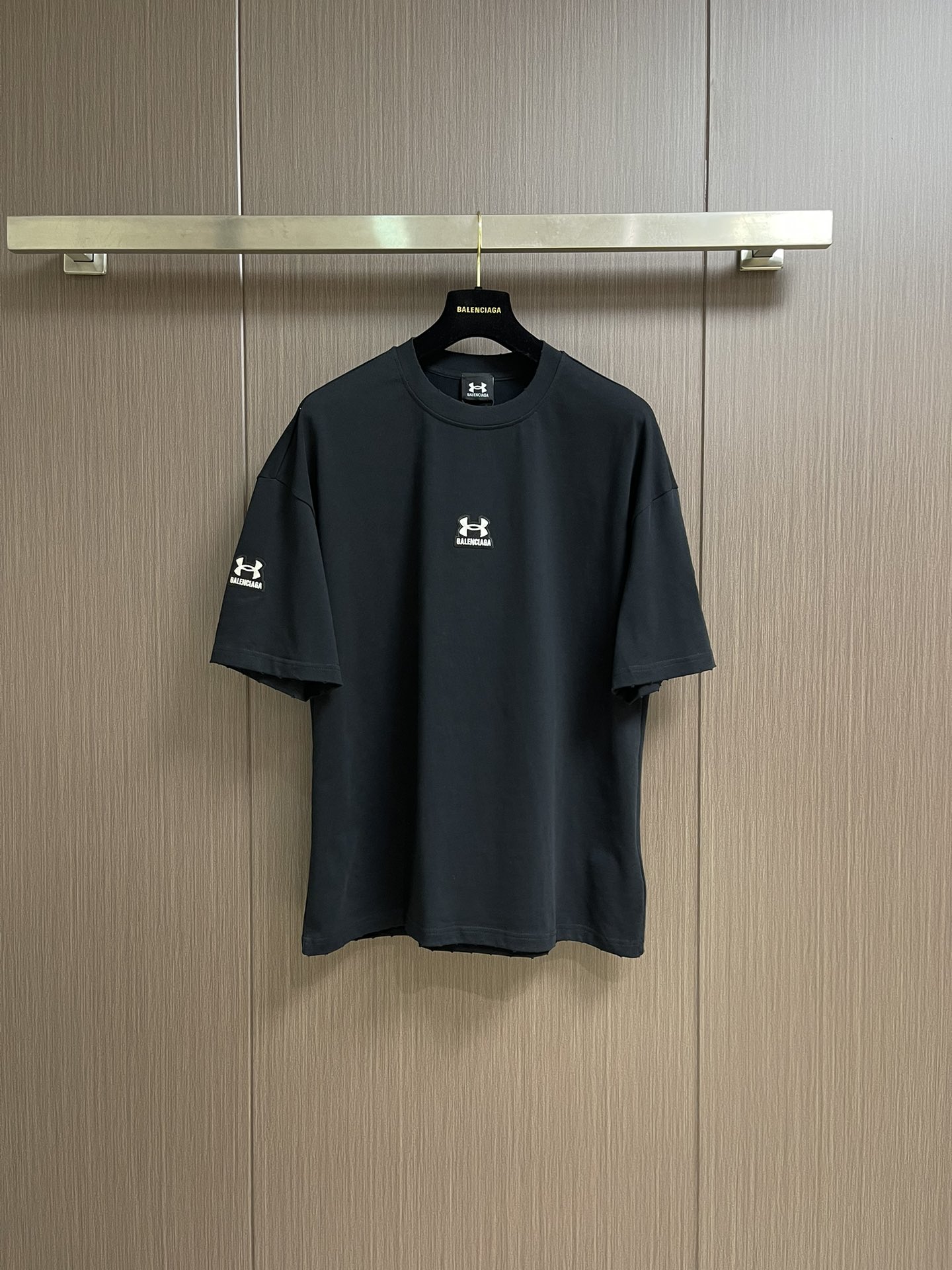 NO:493127,Balenciaga 2025ss Early Autumn Balenciaga & Under Armour jointly embroidered Zhangzai Washing Short-sleeved T-shirt, simple but unruly. The Under Armour joint brand logo on the chest is full of low-key luxury, instantly improving fashion sense, and grasping the sense of high-end atmosphere. Whether you go out or exercise, wear it, you can easily become the focus of the crowd, and the fashion sense is soaring. Size M-XXL,,balenciaga,balenciaga,T-shirt,tees,t-shirt,alexander wang19860909balenciaga 2025ss早秋巴黎世家＆安德玛联名刺绣章仔洗水短袖T恤,简约却透着不羁,胸前balenciaga安德玛联名品牌标识,低调奢华感拉满～瞬间提升时尚度,高级氛围感狠狠拿捏,不管出街还是运动,穿上它,轻松成为人群焦点,时尚度一路狂飙. 尺码M-XXL,,balenciaga,balenciaga,T-shirt,tees，t-shirt,alexander wang,Men's clothing