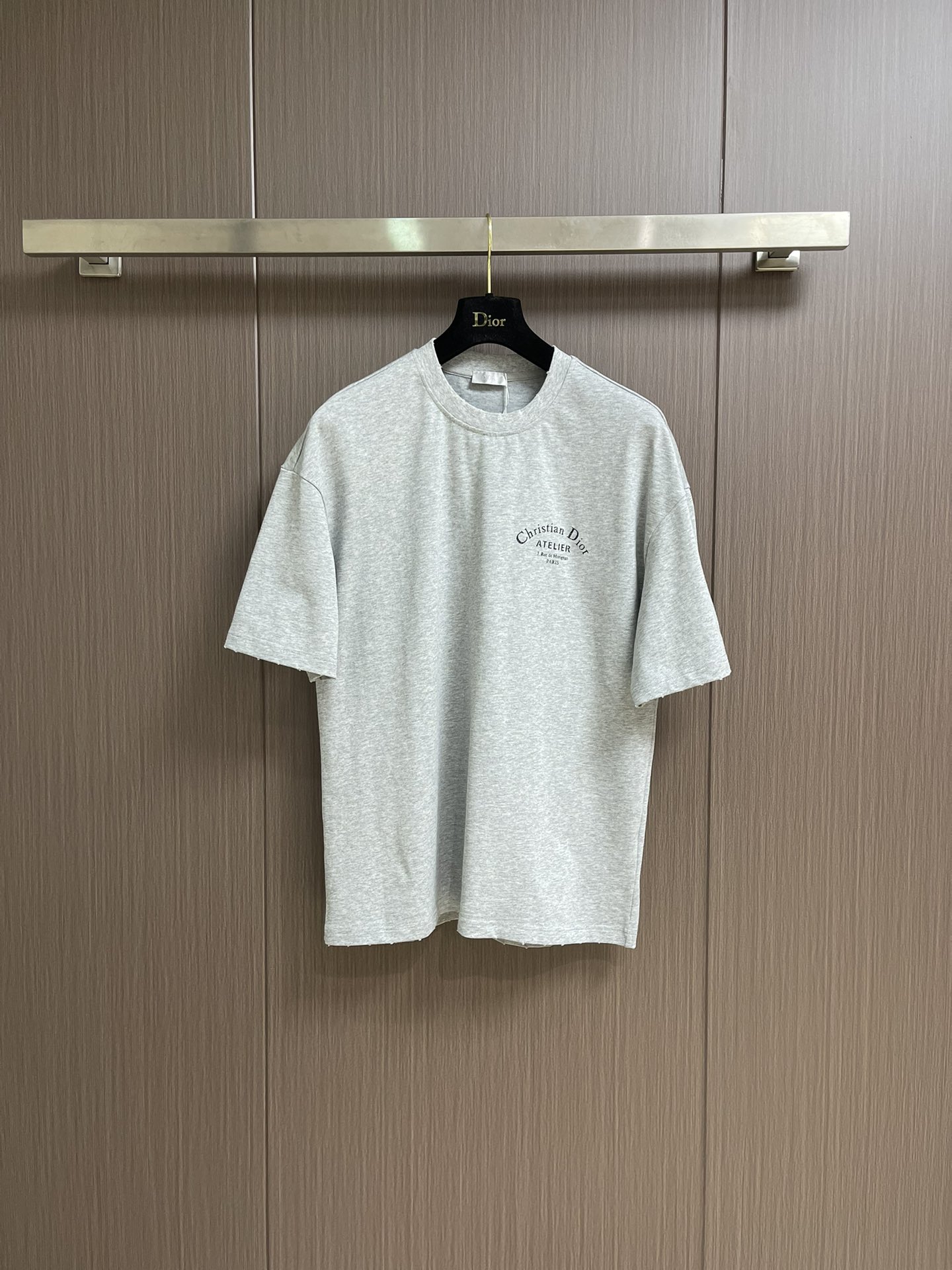 NO:493134,Dior  2025Ss new mottled letter printing ripped short-sleeved T-shirt on the chest, imported pure cotton fabric, with a crisp appearance, with the softness of cotton fabric, breathable and dry, can quickly drain moisture, sweat and not sticky, high-density dot printing process, there is a subtle blurred design effect in the printing effect, and the film is made of extremely fine yarn material, and the film is adjusted and portrayed according to the actual point number. The production difficulty of restoration is relatively high, and the slurry is delicate and the net is passed.  Good performance, the full-piece positioning and washing water wear design is combined with 'wearing' and 'knitting' elements, and the irregular whole-body wear design makes simple garments have a rebellious destructive design sense. The stone grinding and washing water process positioning and drilling. The garment products are laser positioned by stone grinder and hand-destructive and damaged wear effect. Each wear area is purely hand-made, so that the natural wear of the fabric reaches the most harmonious visual effect. After washing water through stone grinding, it can present a rich retro atmosphere.  Size M-XXL,dior,T-shirt,tees,t-shirt,alexander wang19860909Dior 2025Ss新款胸前斑驳字母印花破洞短袖T恤,进口纯棉面料,外观挺括,具有棉织物柔软的特性,透气干爽可以快速排出水分,出汗不粘身,高密度网点印花工艺,印花效果中有细微的虚化设计效果,采用极细的纱网材质制作菲林网板,根据实物对点数在菲林上做出调整刻画,还原的制作难度偏高,浆体细腻过网性好,全件定位洗水磨破设计,以'磨破'和'针织'元素结合,不规则的全身磨破设计,让简单成衣带有叛逆的破坏设计感,石磨洗水工艺定位破洞处理,成衣制品采用石磨机激光定位手工破坏磨损效果,每一处磨损处纯手工打造,使面料的自然磨损达到最和谐的视觉效果,通过石磨洗水后能够呈现出浓郁的复古气息. 尺码M-XXL,,dior,T-shirt,tees，t-shirt,alexander wang,Men's clothing