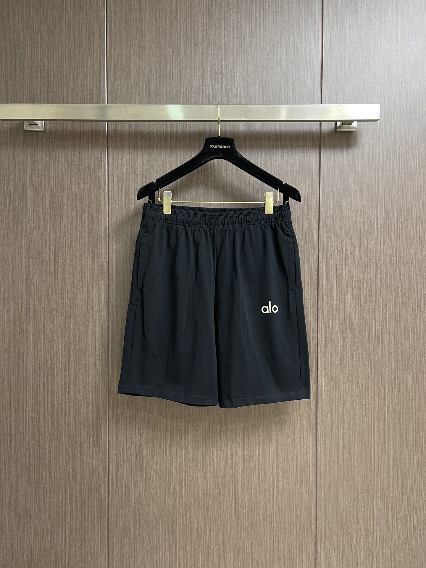 NO:493150,ALO 2025ss summer new silicone letter shorts silicone letters three-dimensional plump and stylish 420g heavy fabric pure cotton loose and comfortable casual and casual without feeling of restraint on the upper body. Size M-XXL, shorts, alexander wang19860909ALO 2025ss夏季新款硅胶字母短裤 硅胶字母 立体饱满有型 420克重磅面料 纯棉 宽松舒适 休闲随性 上身没有束缚感.尺码M-XXL,,shorts,alexander wang,Men's clothing