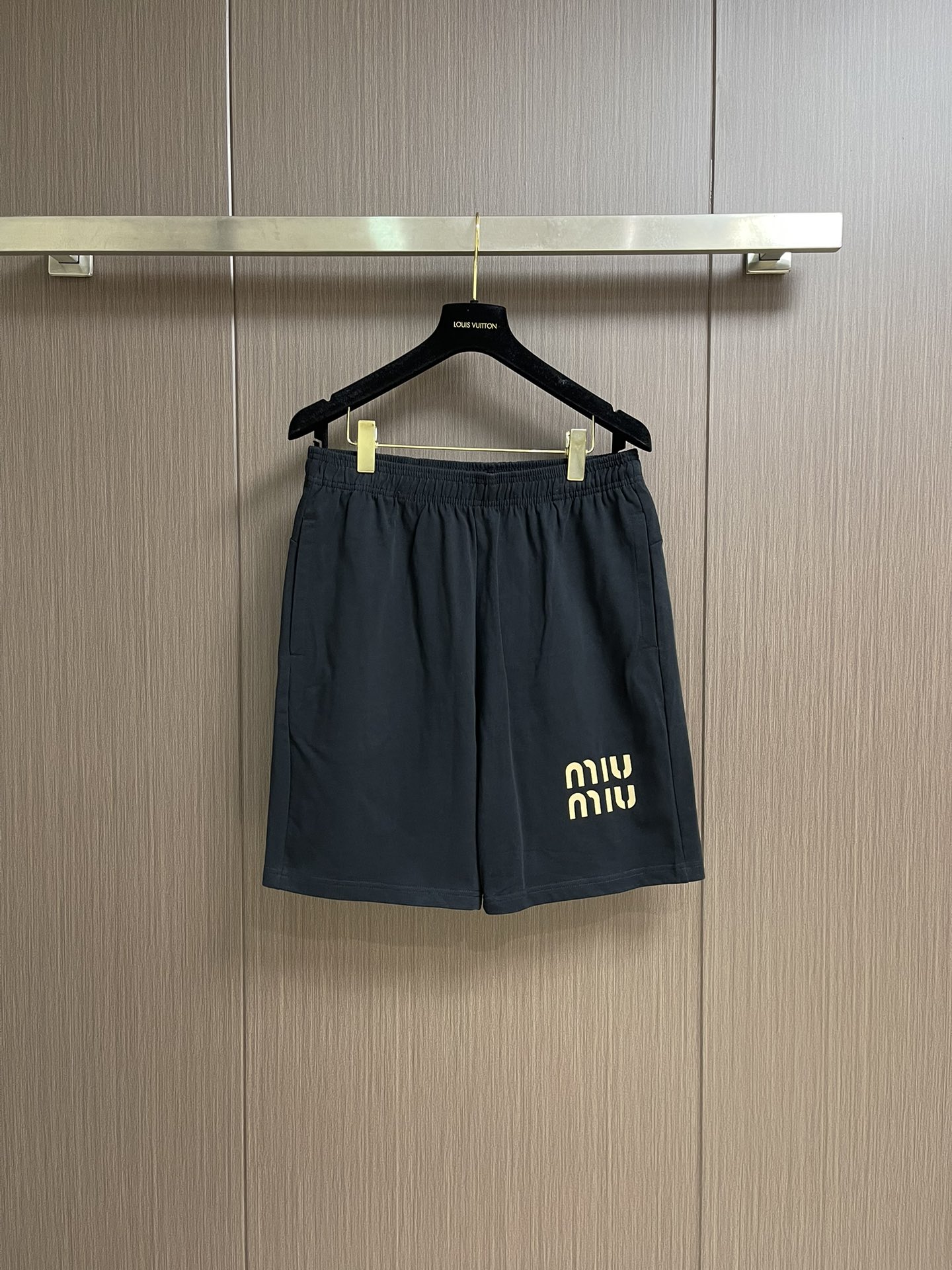 “552MiUMIU 2025 Spring Collection: Loose, Sporty, and Stylish Shorts for Men and Women in M-XXL Sizes” - 图片 1