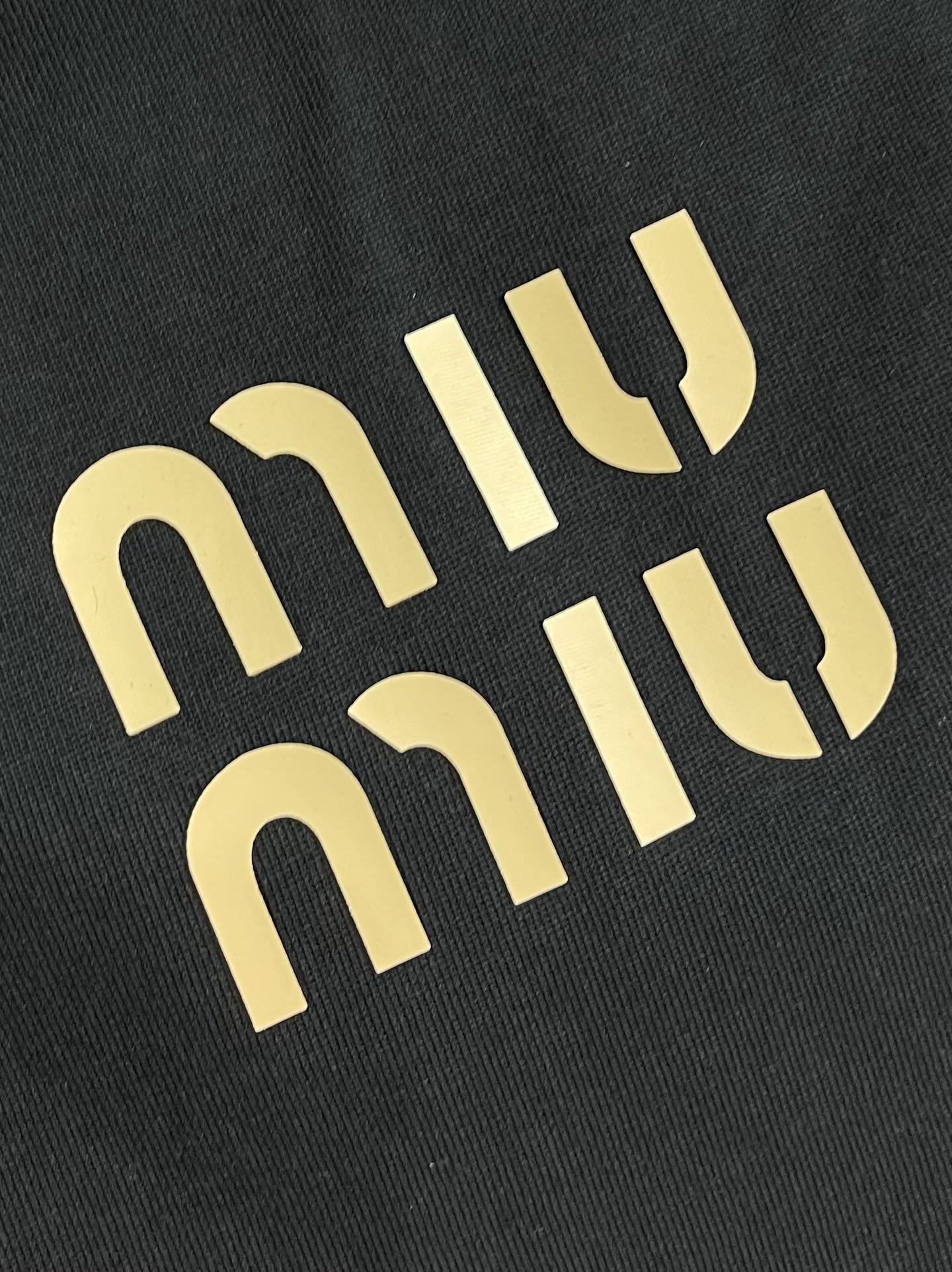 “552MiUMIU 2025 Spring Collection: Loose, Sporty, and Stylish Shorts for Men and Women in M-XXL Sizes” - 图片 9