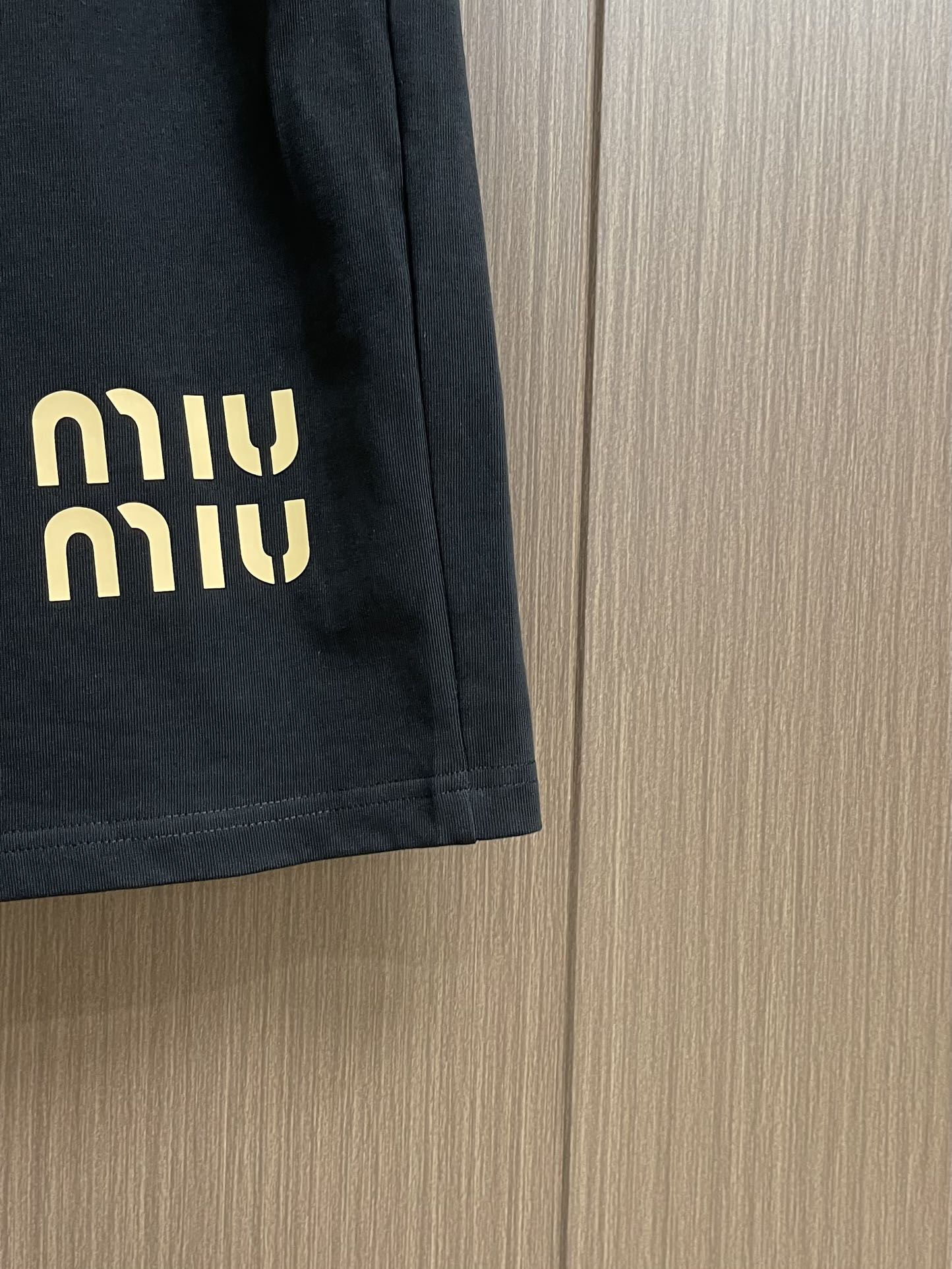 “552MiUMIU 2025 Spring Collection: Loose, Sporty, and Stylish Shorts for Men and Women in M-XXL Sizes” - 图片 8