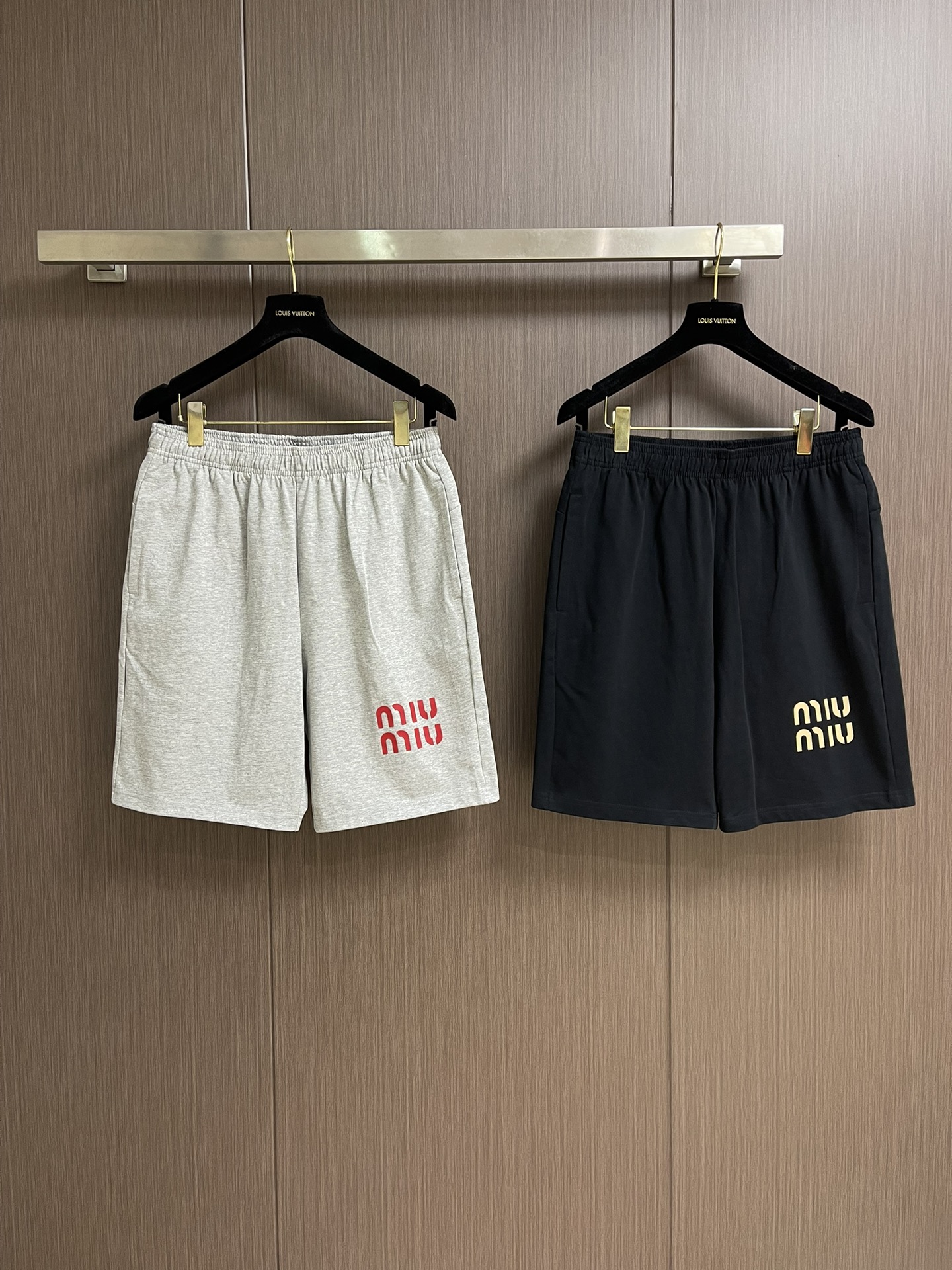 “552MiUMIU 2025 Spring Collection: Loose, Sporty, and Stylish Shorts for Men and Women in M-XXL Sizes” - 图片 3