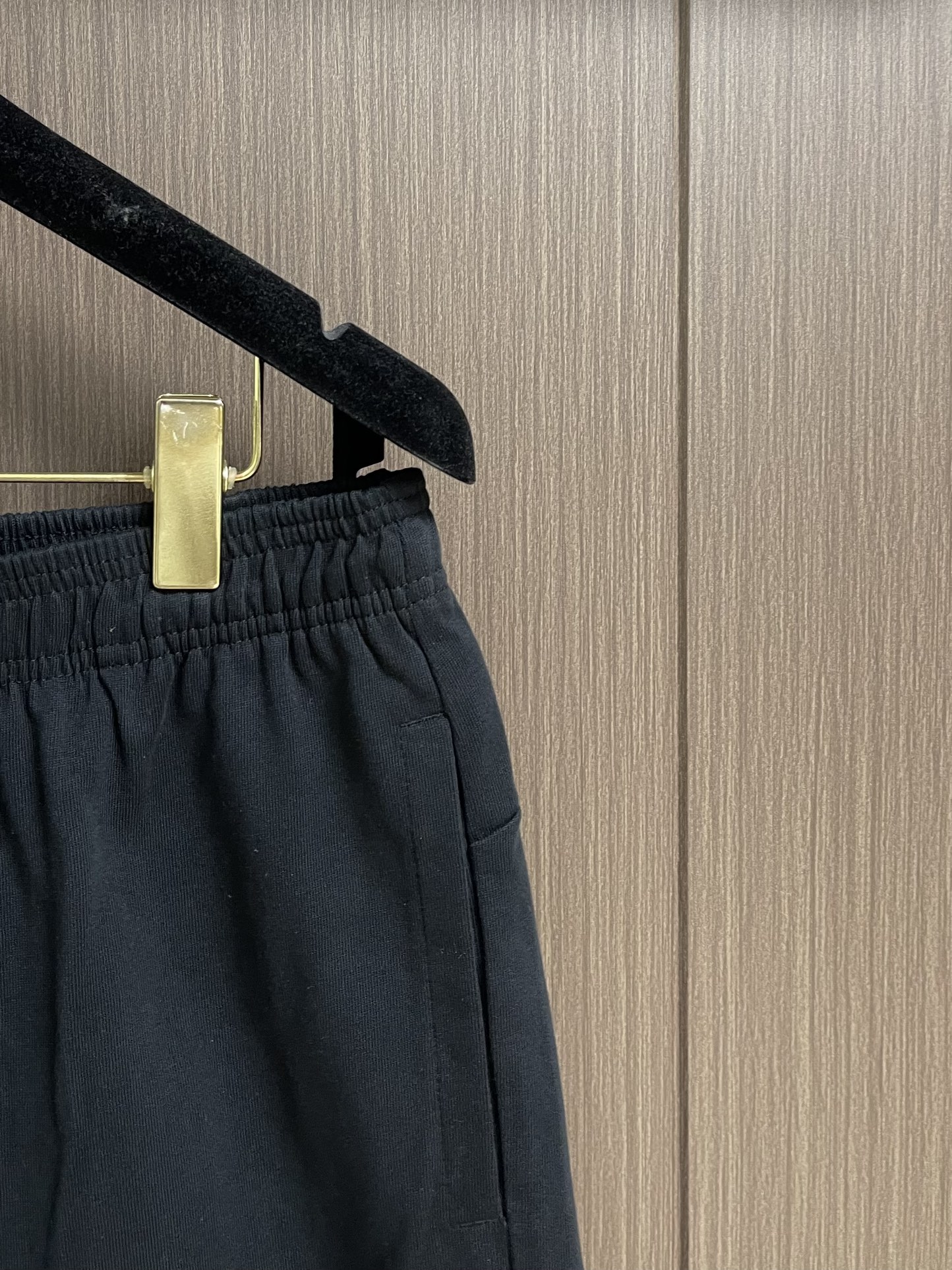 “552MiUMIU 2025 Spring Collection: Loose, Sporty, and Stylish Shorts for Men and Women in M-XXL Sizes” - 图片 4