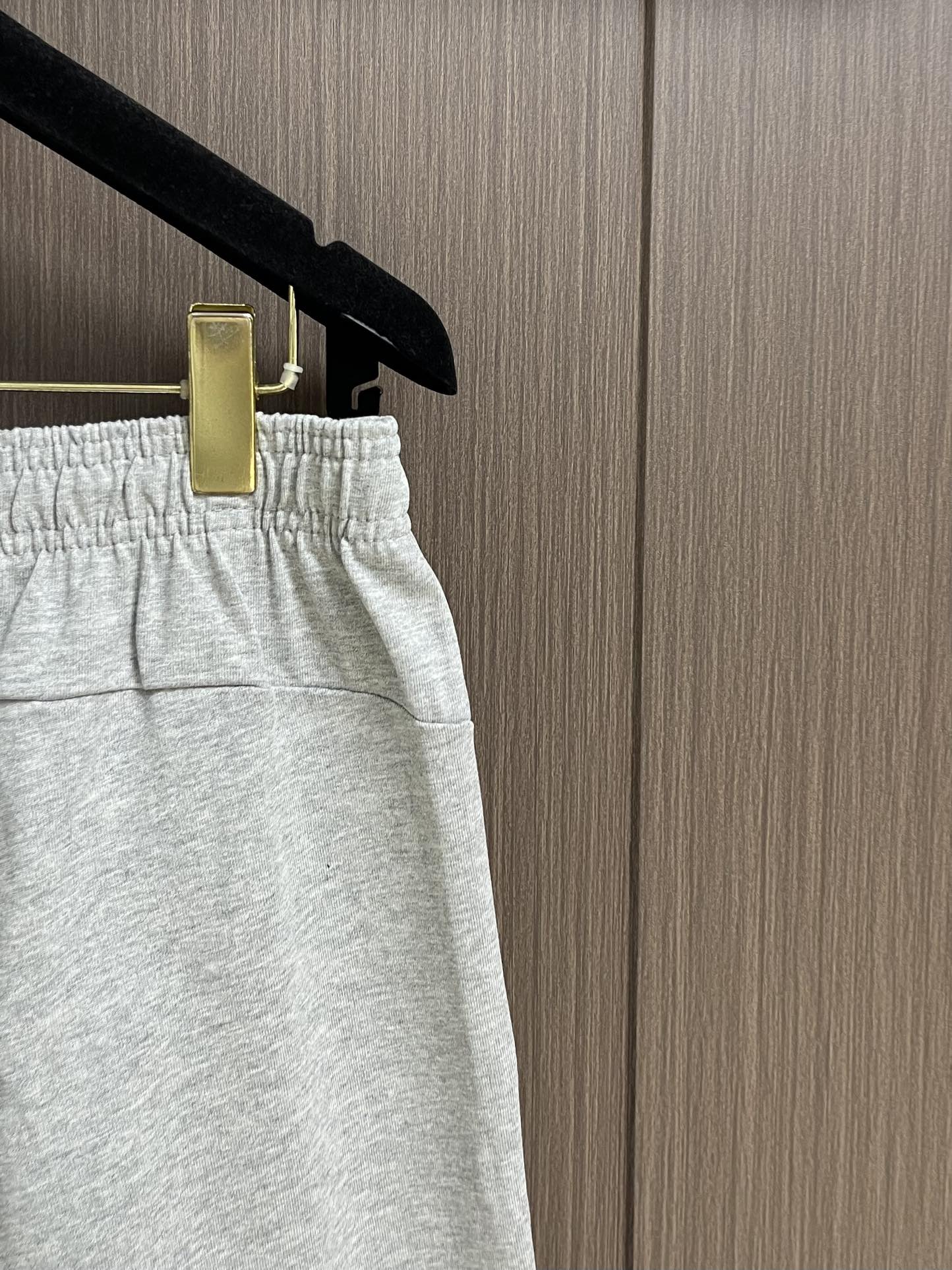 “2025 MiUMIU Spring Shorts Collection: Stylish Leisure and Sports Shorts for Men and Women (M-XXL)” - 图片 7