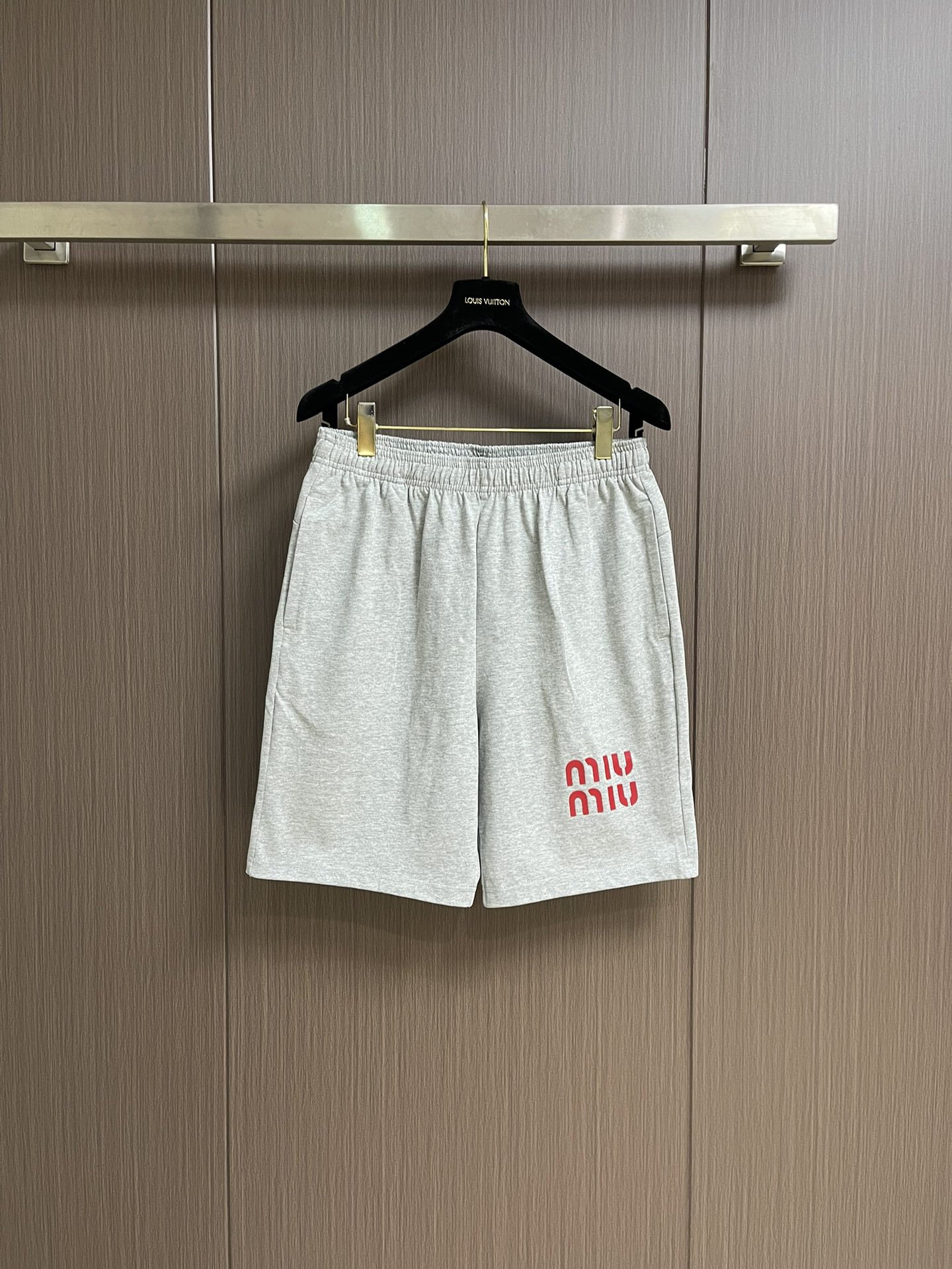 “2025 MiUMIU Spring Shorts Collection: Stylish Leisure and Sports Shorts for Men and Women (M-XXL)” - 图片 1