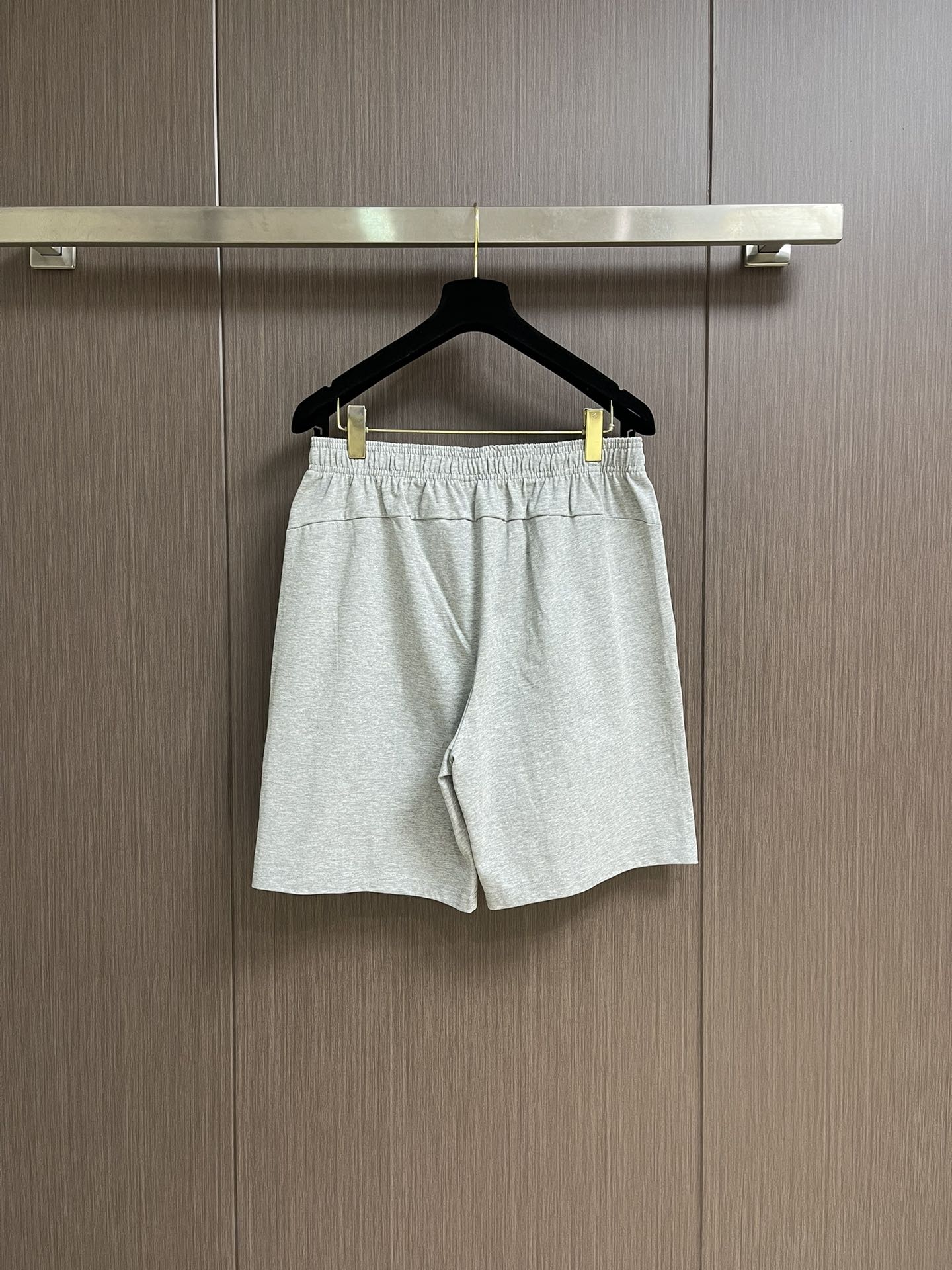 “2025 MiUMIU Spring Shorts Collection: Stylish Leisure and Sports Shorts for Men and Women (M-XXL)” - 图片 2
