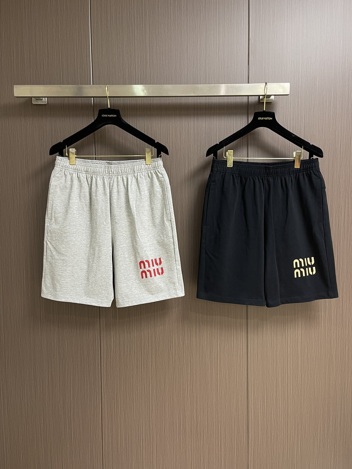 “2025 MiUMIU Spring Shorts Collection: Stylish Leisure and Sports Shorts for Men and Women (M-XXL)” - 图片 3