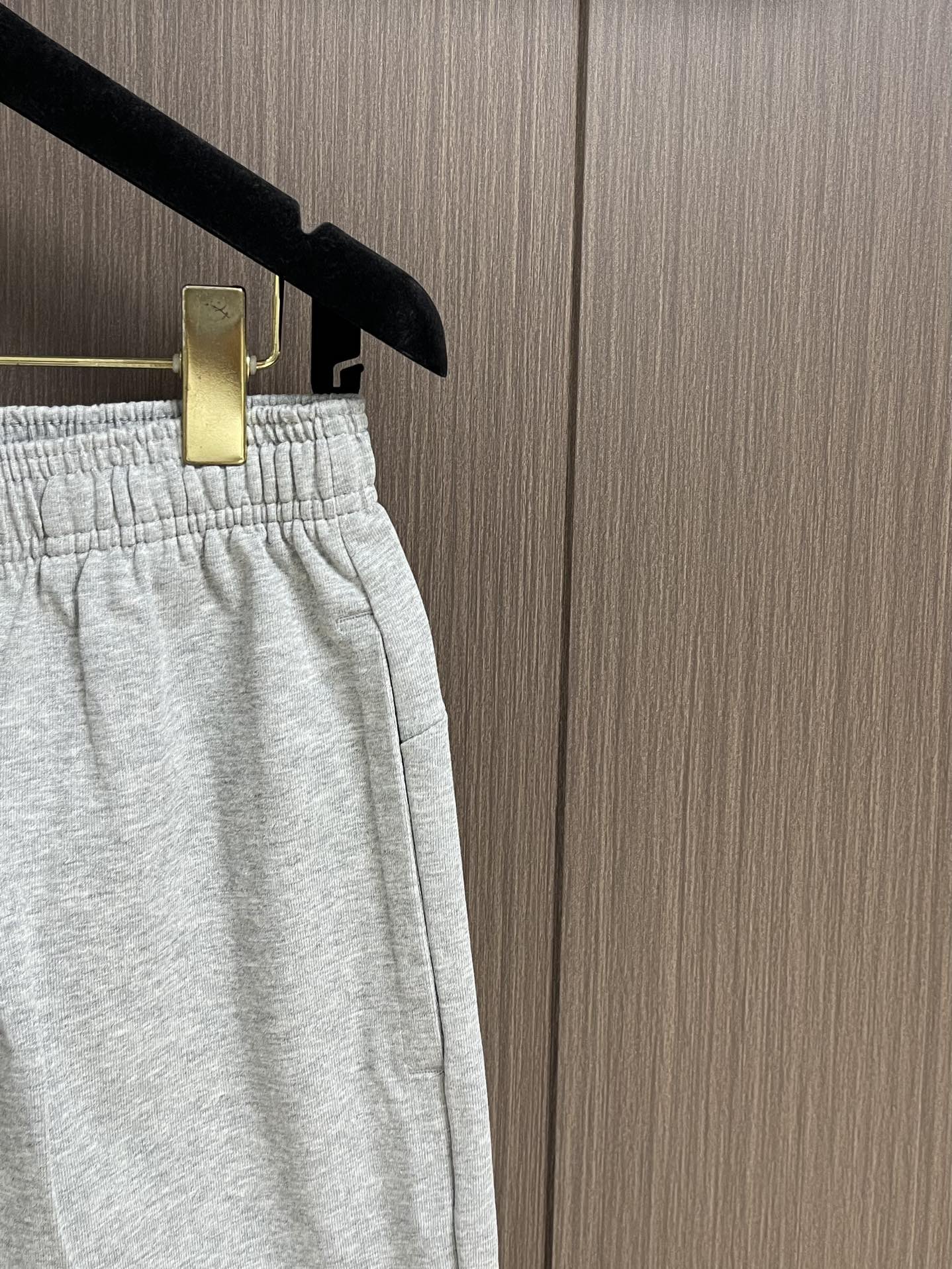 “2025 MiUMIU Spring Shorts Collection: Stylish Leisure and Sports Shorts for Men and Women (M-XXL)” - 图片 4