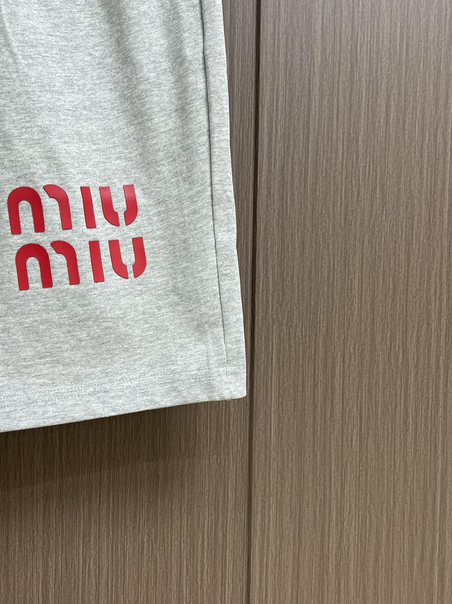 “2025 MiUMIU Spring Shorts Collection: Stylish Leisure and Sports Shorts for Men and Women (M-XXL)” - 图片 8