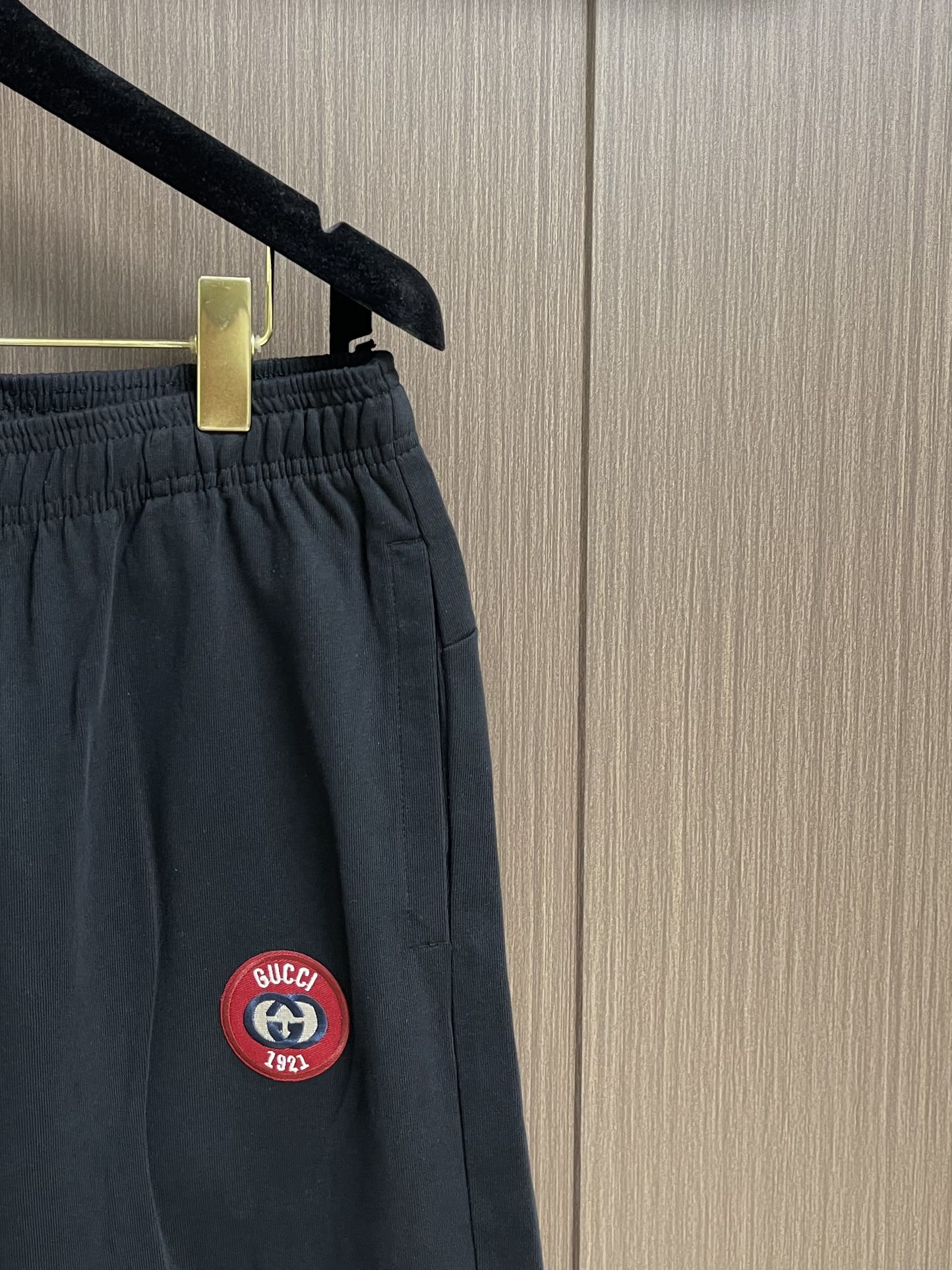 “Gucci Cotton Sports Shorts with Embroidered Letters for Men, Size M-XXL, High-Quality Fabric, Comfortable Fit” - 图片 4