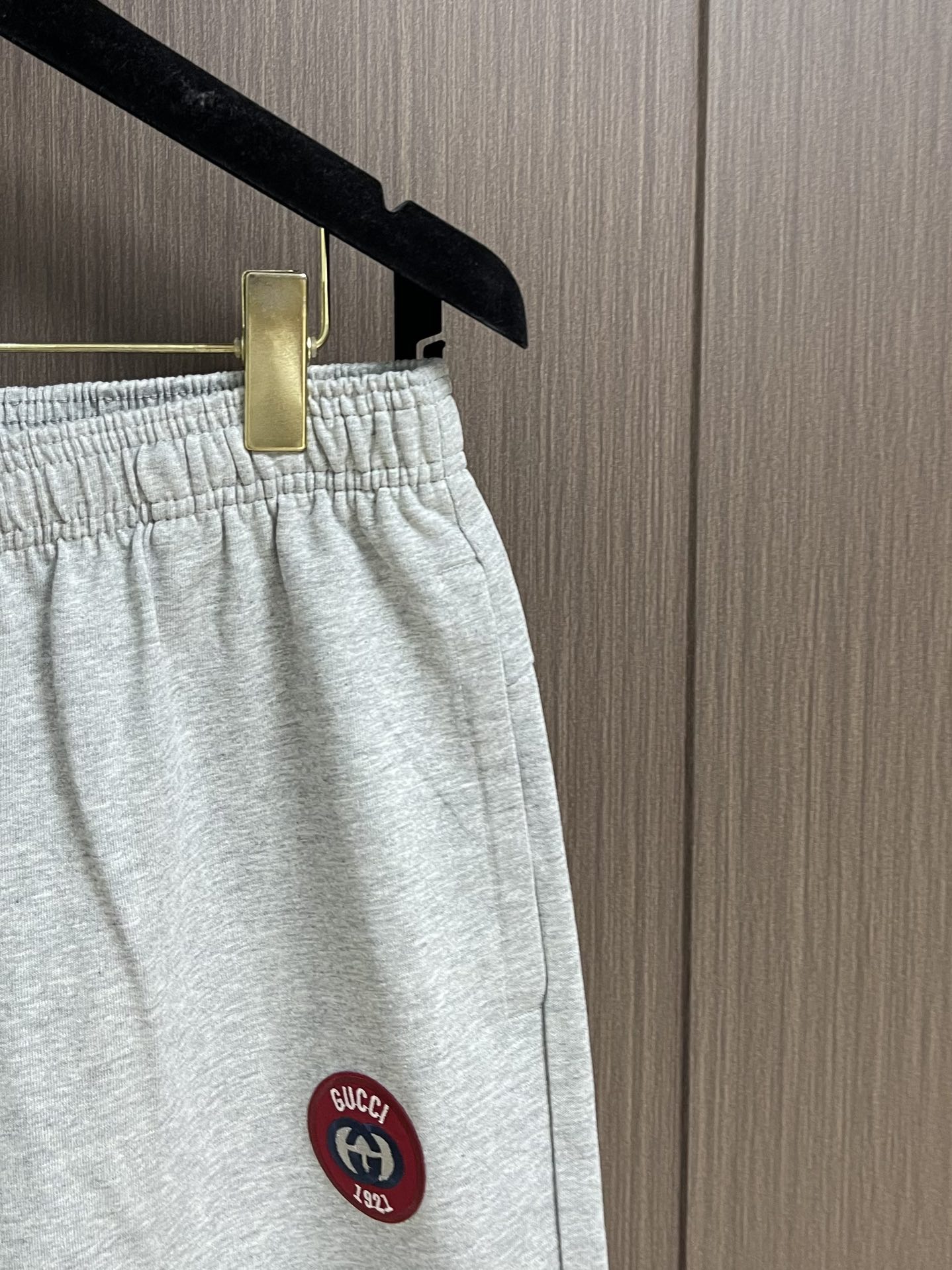 “552Gucci Cotton-Coated Sports Shorts with Embroidered Letters and Stereo Creature Fur Detail, Size M-XXL” - 图片 4