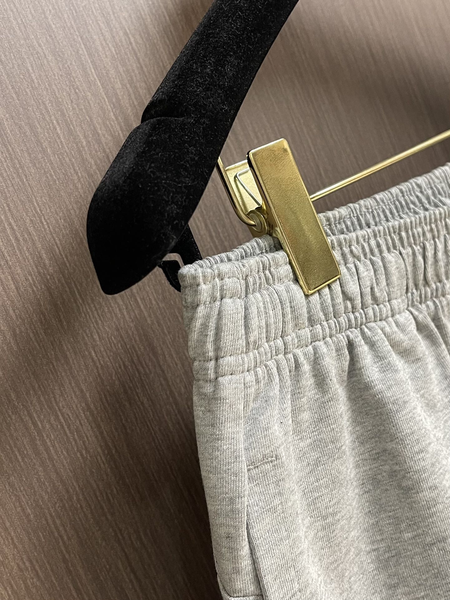 “552Gucci Cotton-Coated Sports Shorts with Embroidered Letters and Stereo Creature Fur Detail, Size M-XXL” - 图片 6