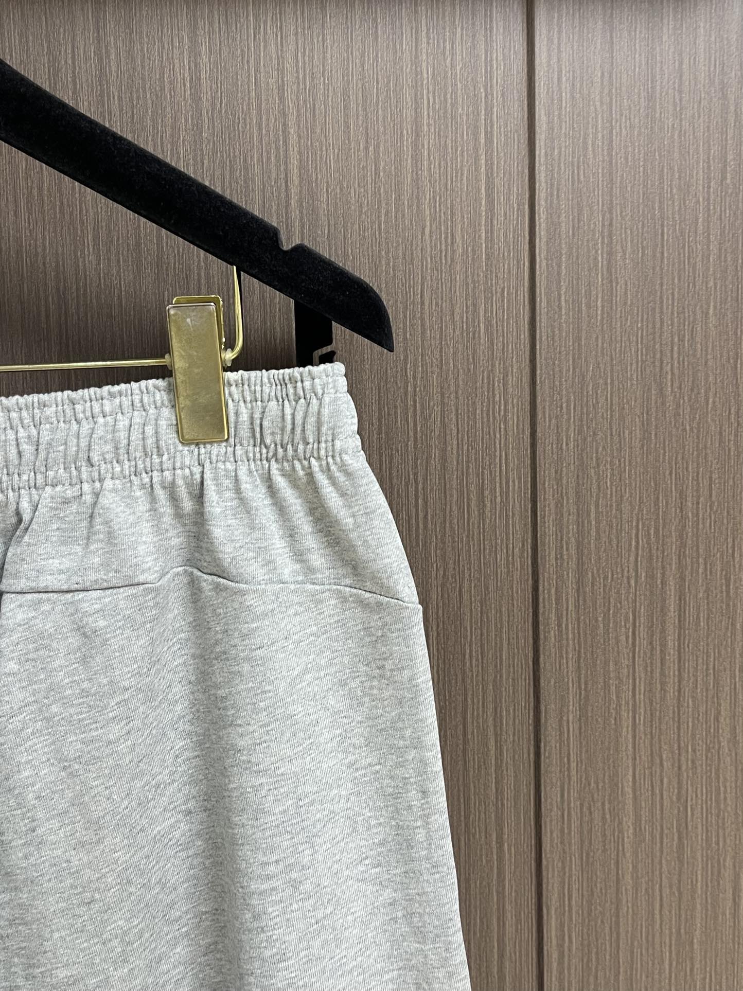 “552Gucci Cotton-Coated Sports Shorts with Embroidered Letters and Stereo Creature Fur Detail, Size M-XXL” - 图片 7
