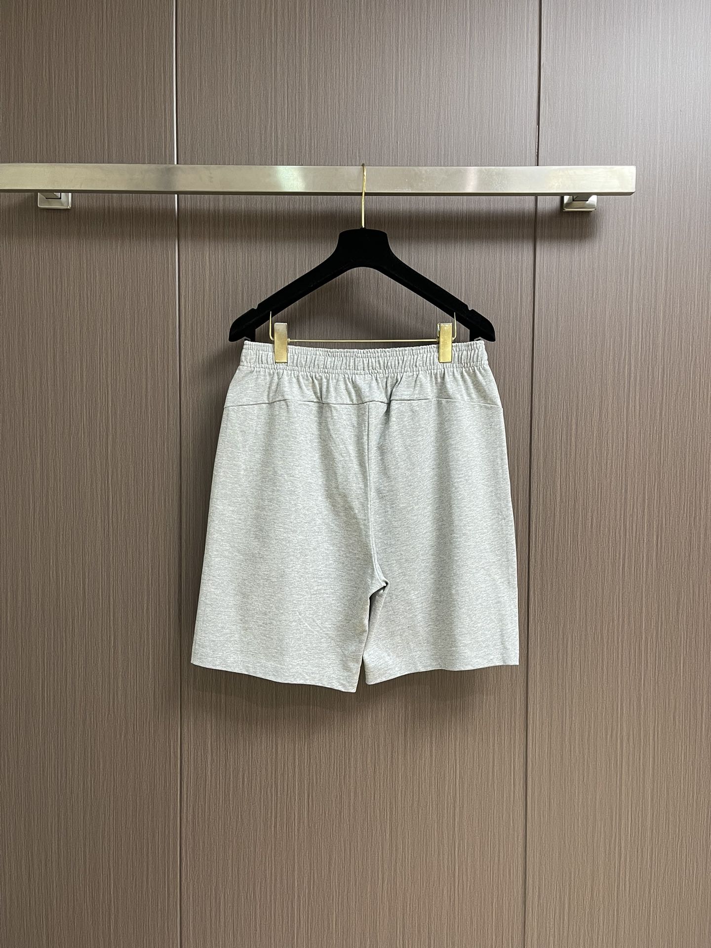 “552Gucci Cotton-Coated Sports Shorts with Embroidered Letters and Stereo Creature Fur Detail, Size M-XXL” - 图片 2