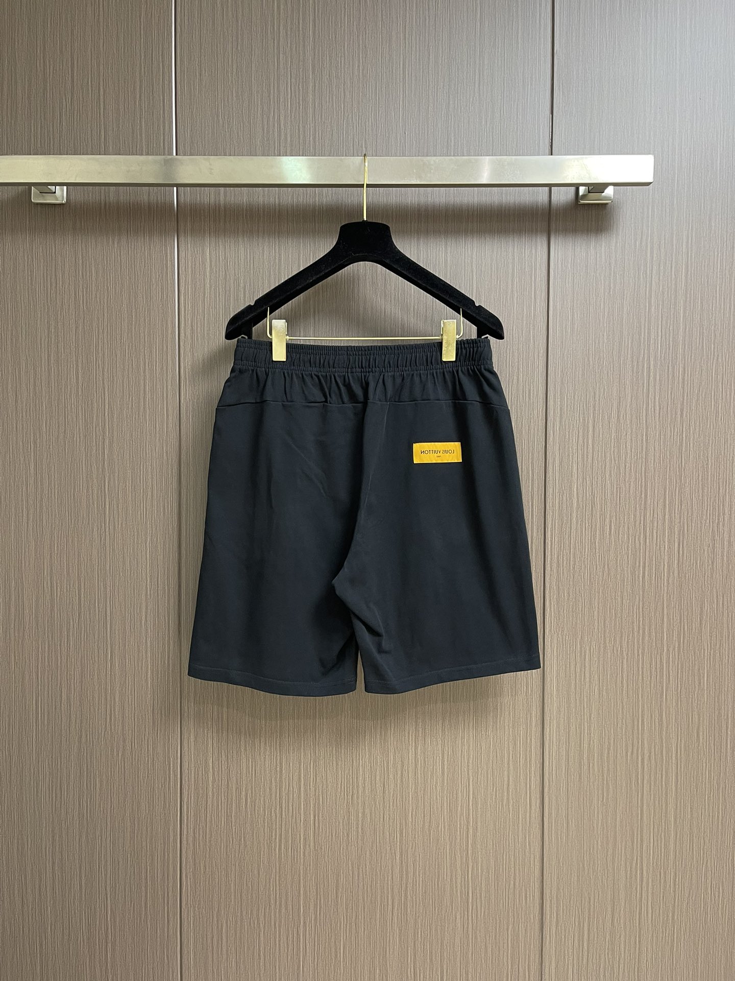 “LV 2025 3D Graphic Logo Shorts: Soft, Comfortable, Loose Fit, Same Sex, M-XXL Sizes, New Design” - 图片 2