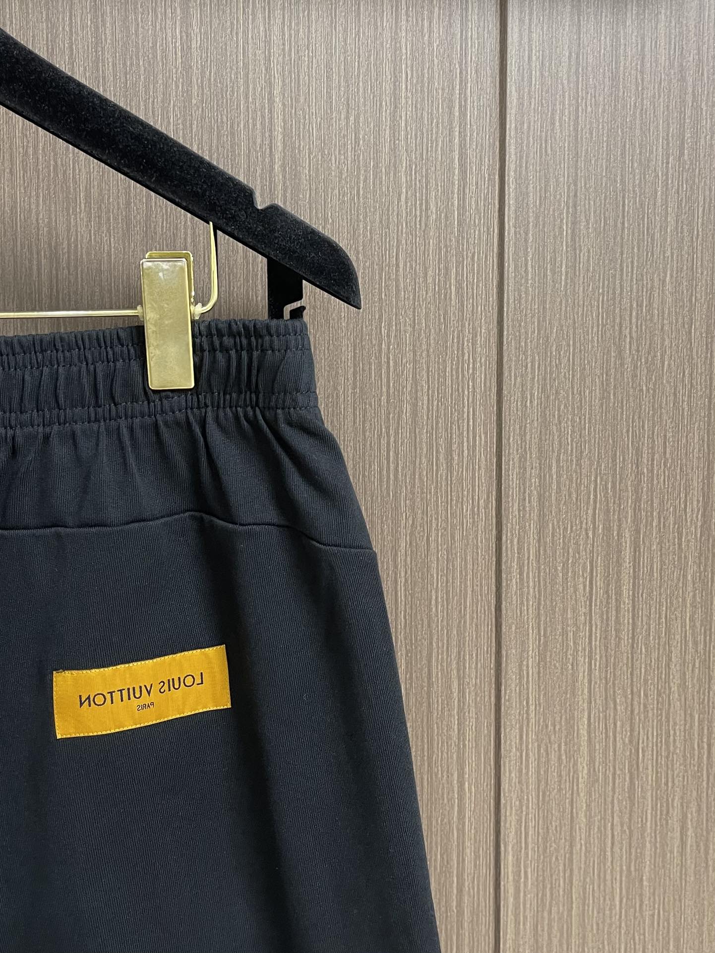 “LV 2025 3D Graphic Logo Shorts: Soft, Comfortable, Loose Fit, Same Sex, M-XXL Sizes, New Design” - 图片 7