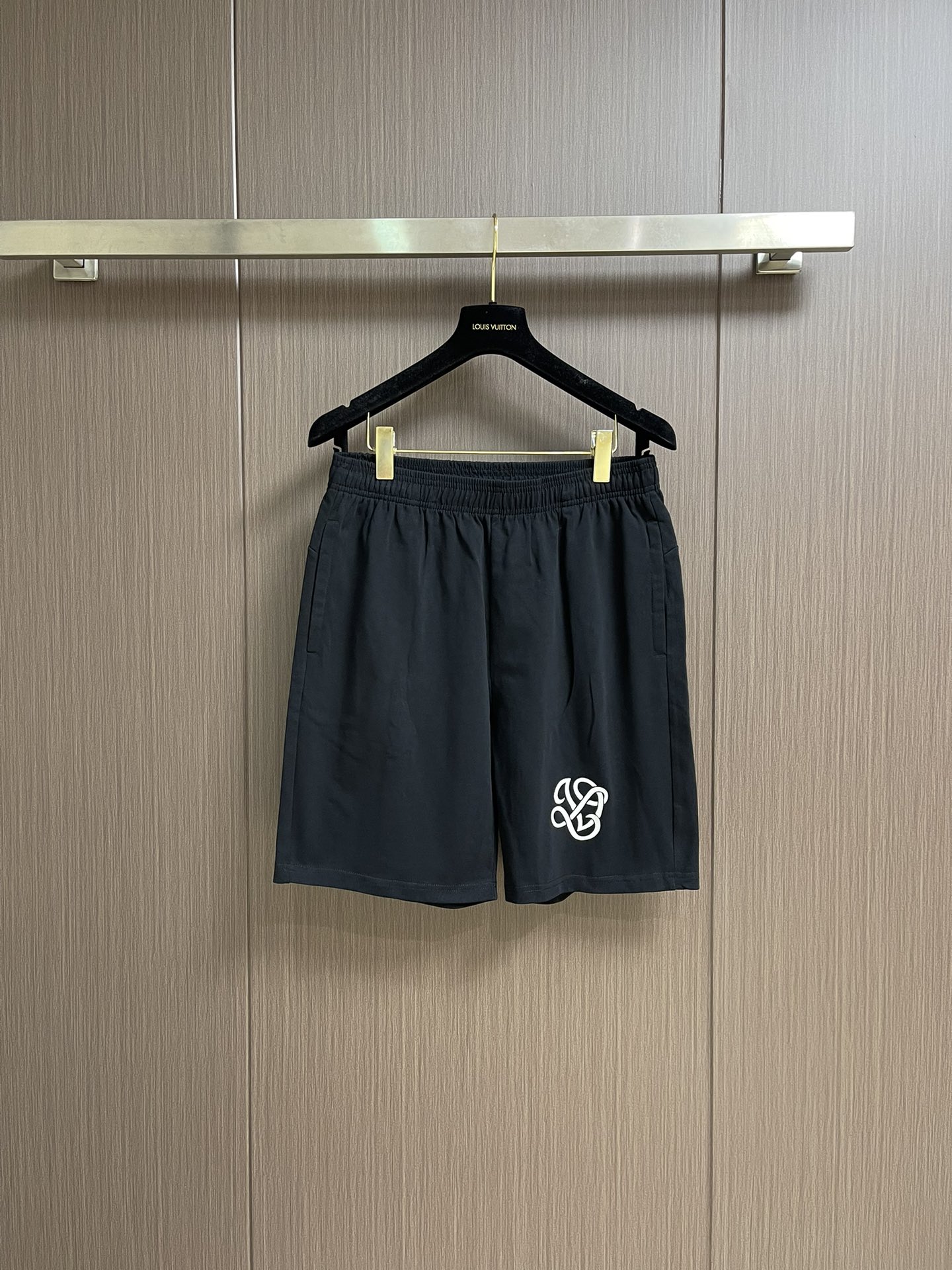 “LV 2025 3D Graphic Logo Shorts: Soft, Comfortable, Loose Fit, Same Sex, M-XXL Sizes, New Design” - 图片 1