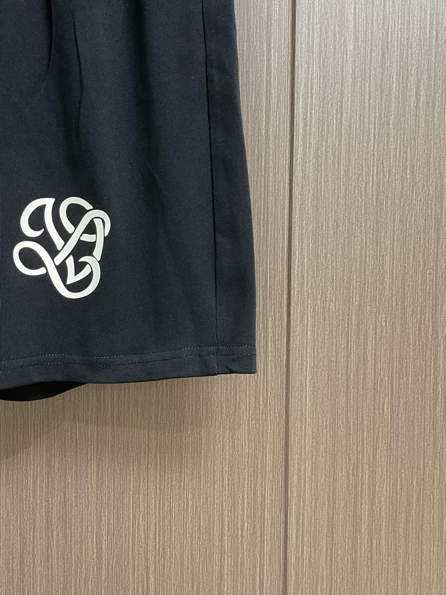 “LV 2025 3D Graphic Logo Shorts: Soft, Comfortable, Loose Fit, Same Sex, M-XXL Sizes, New Design” - 图片 8