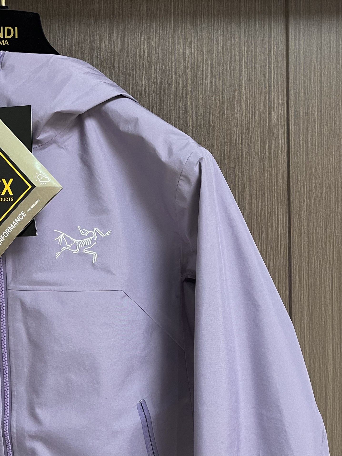 “ARCTERYX Beta LT Gore-Tex Wind Zipper Jacket for High Mountain Activities” - 图片 4