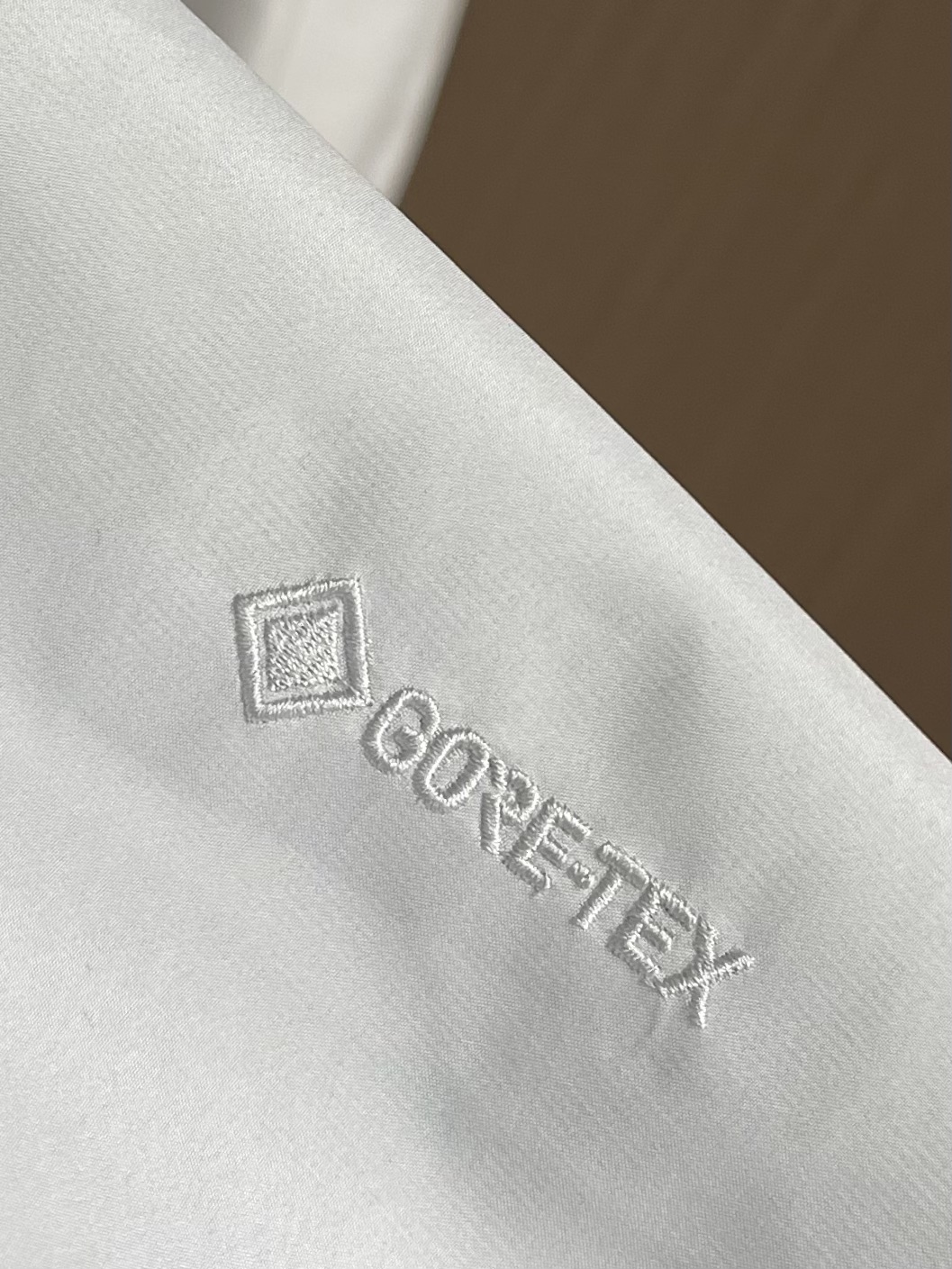 “High-Performance Windproof Gore-Tex Jacket by ARCTERYX for Mountain Environments | Sizes S-XXL” - 图片 9