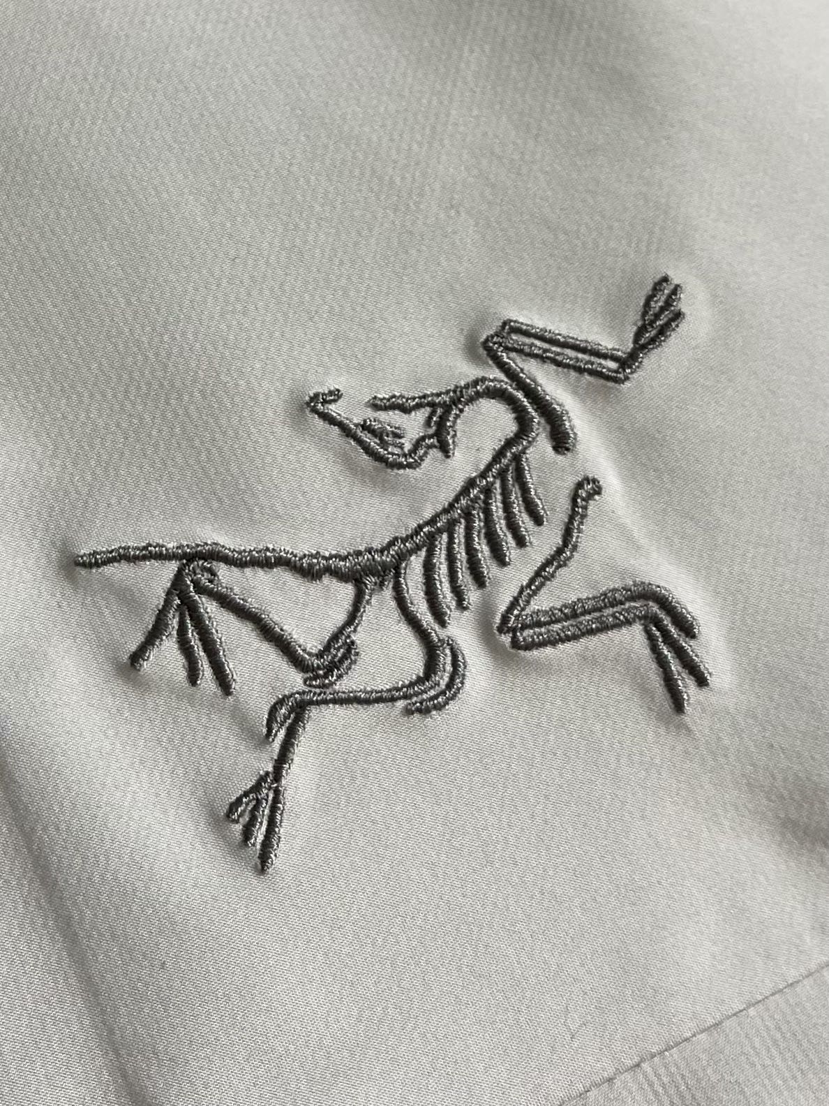 “High-Performance Windproof Gore-Tex Jacket by ARCTERYX for Mountain Environments | Sizes S-XXL” - 图片 5