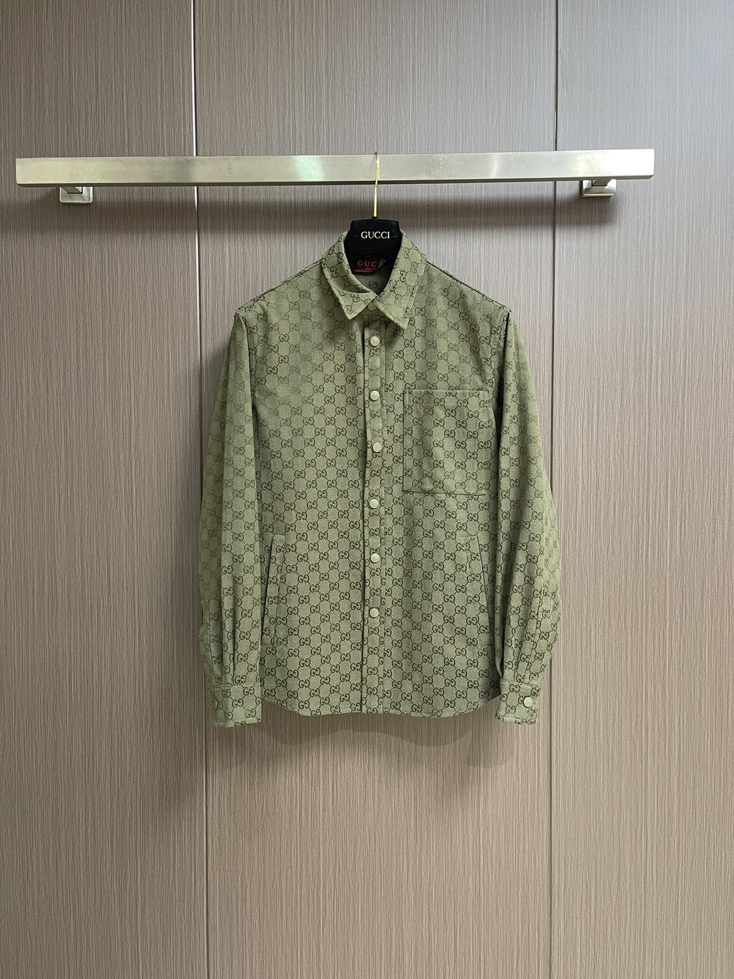 Gucci GG long-sleeved shirt shorts for FW 2025 with GG letter pattern, forest green canvas. Sizes S-XL. - 图片 1