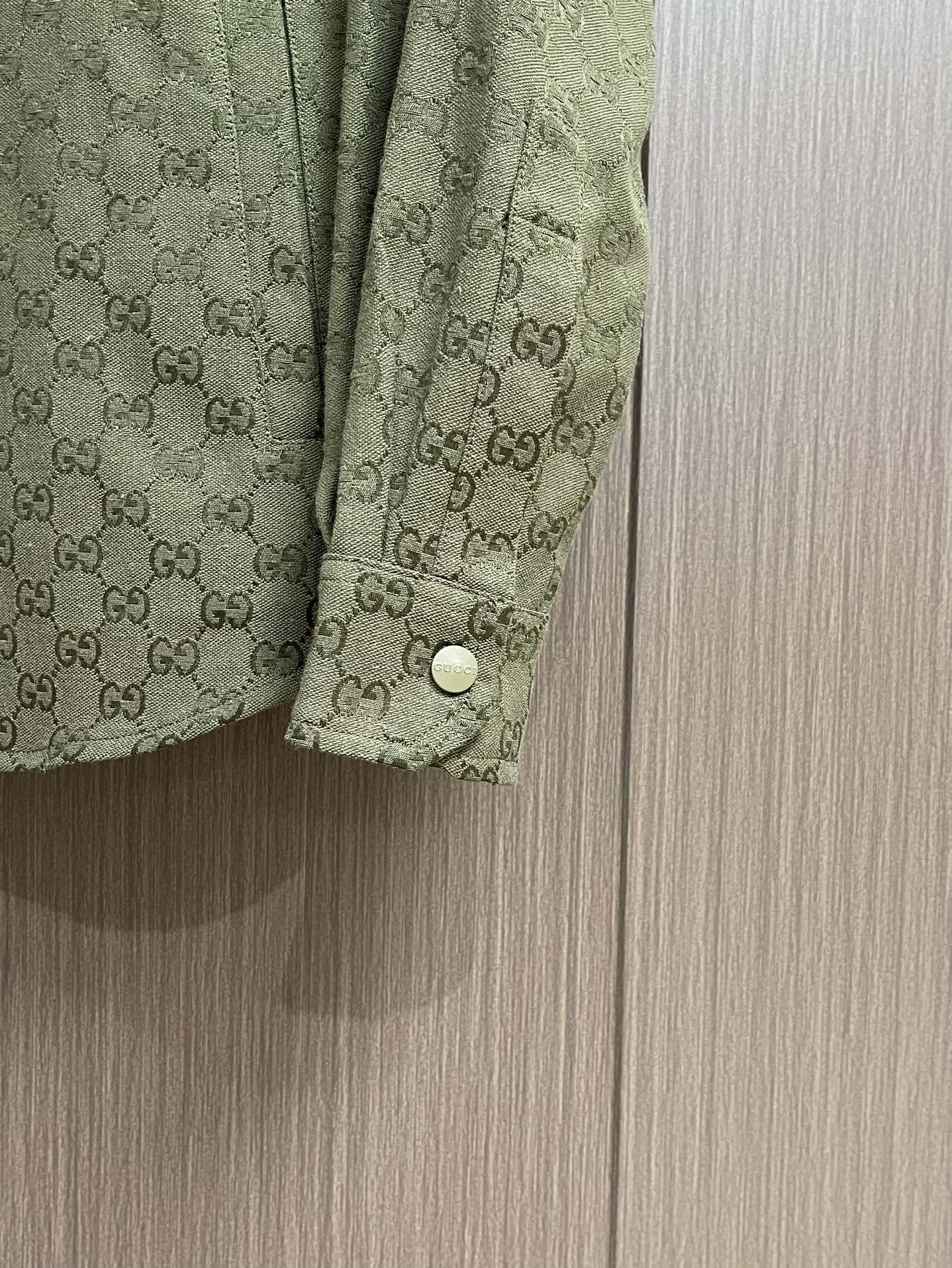 Gucci GG long-sleeved shirt shorts for FW 2025 with GG letter pattern, forest green canvas. Sizes S-XL. - 图片 7