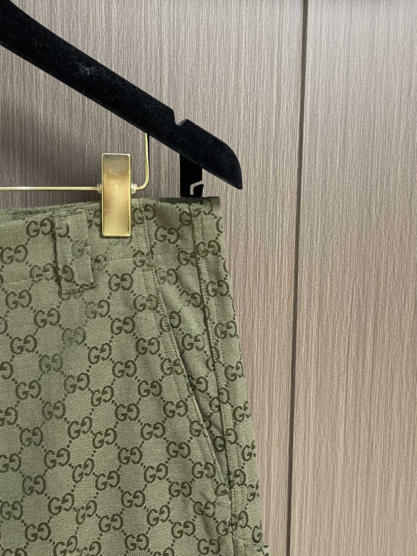Gucci GG long-sleeved shirt shorts, 2025 FW collection, in forest green with GG letter pattern. Sizes S-XL. - 图片 4