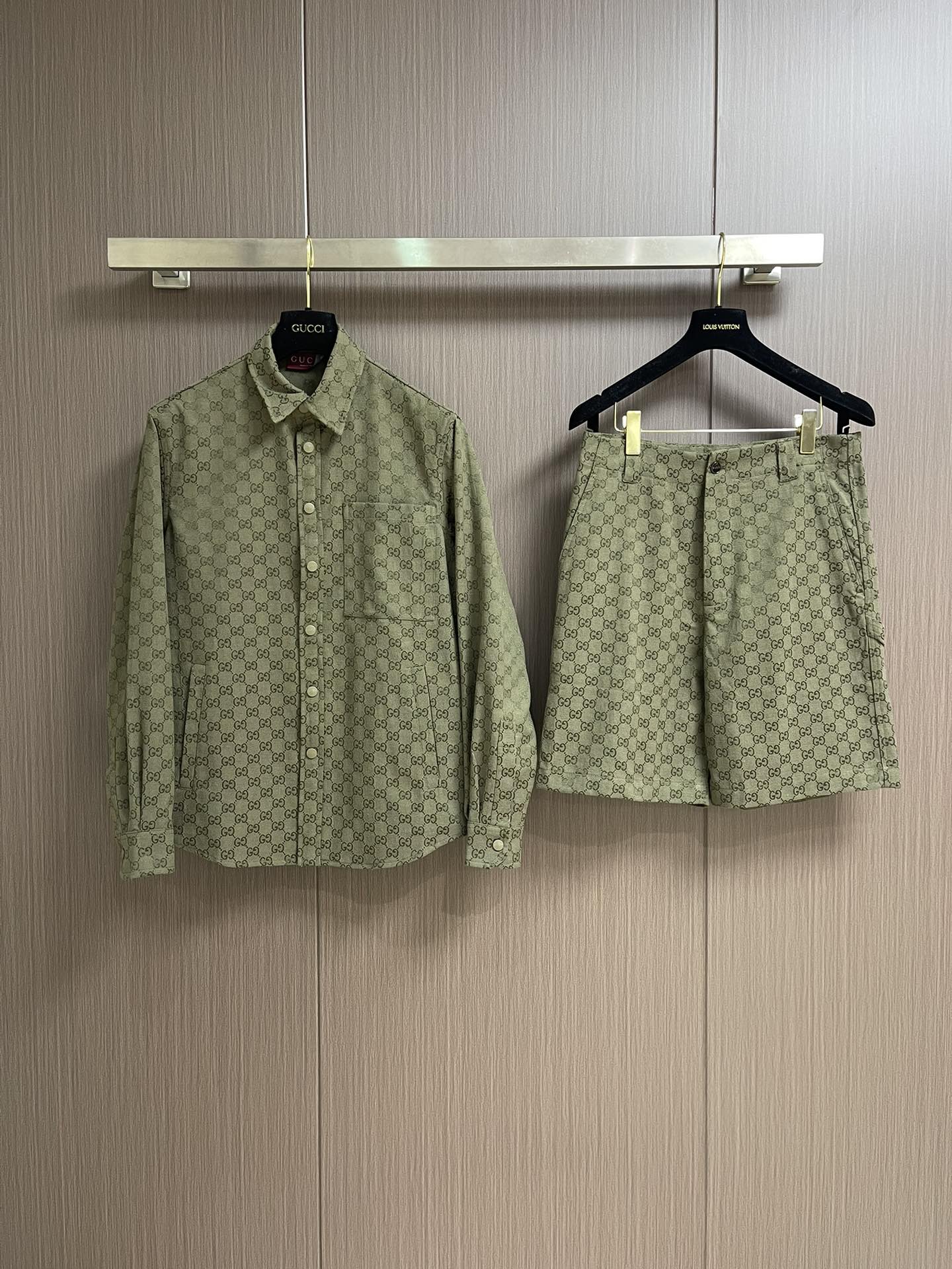 Gucci GG long-sleeved shirt shorts, 2025 FW collection, in forest green with GG letter pattern. Sizes S-XL. - 图片 3