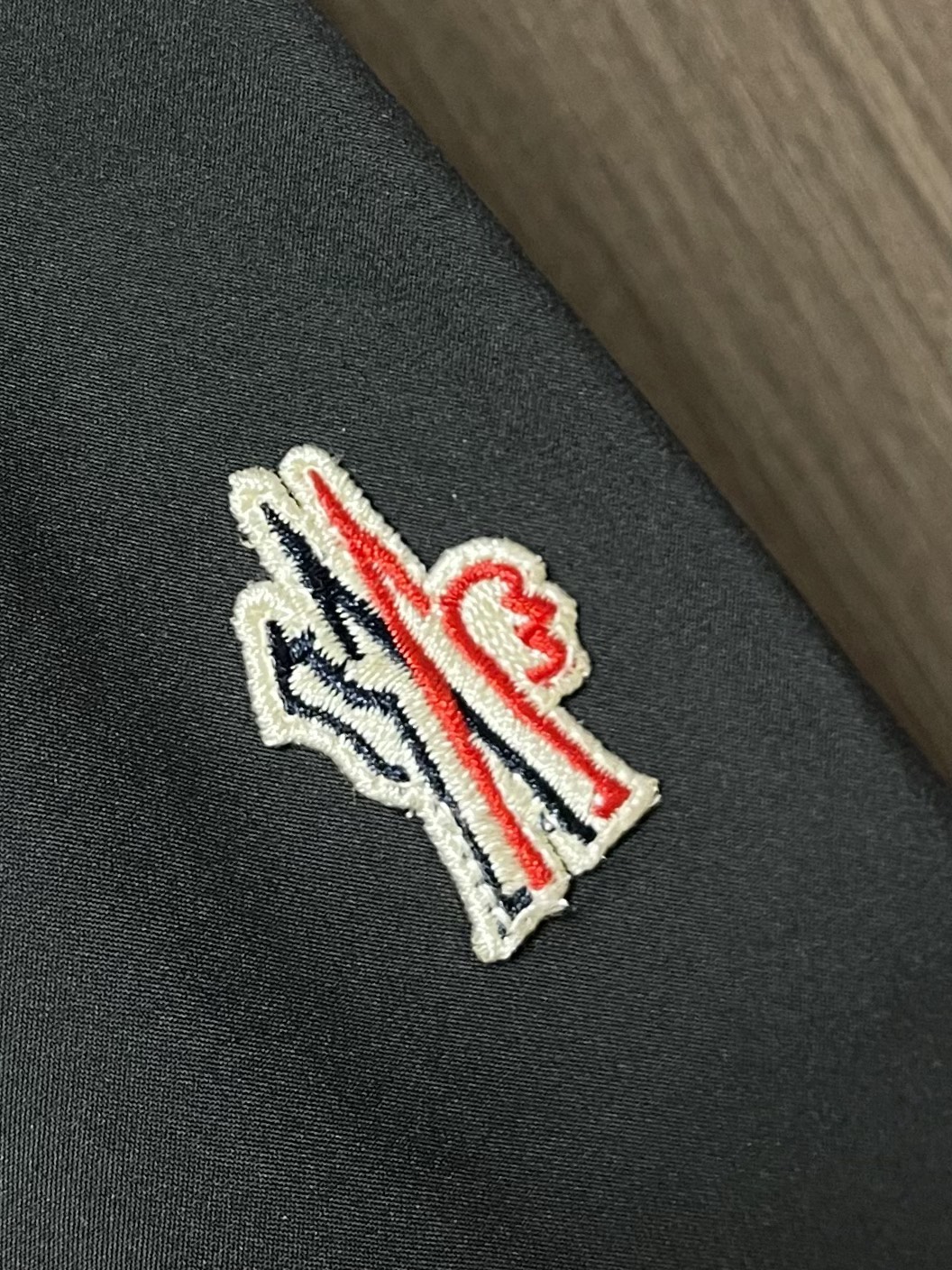 “Moncler Hard-Shell Velvet Coats: Windproof, Waterproof, and High-Performance Skiing Apparel with Fashionable Design” - 图片 5