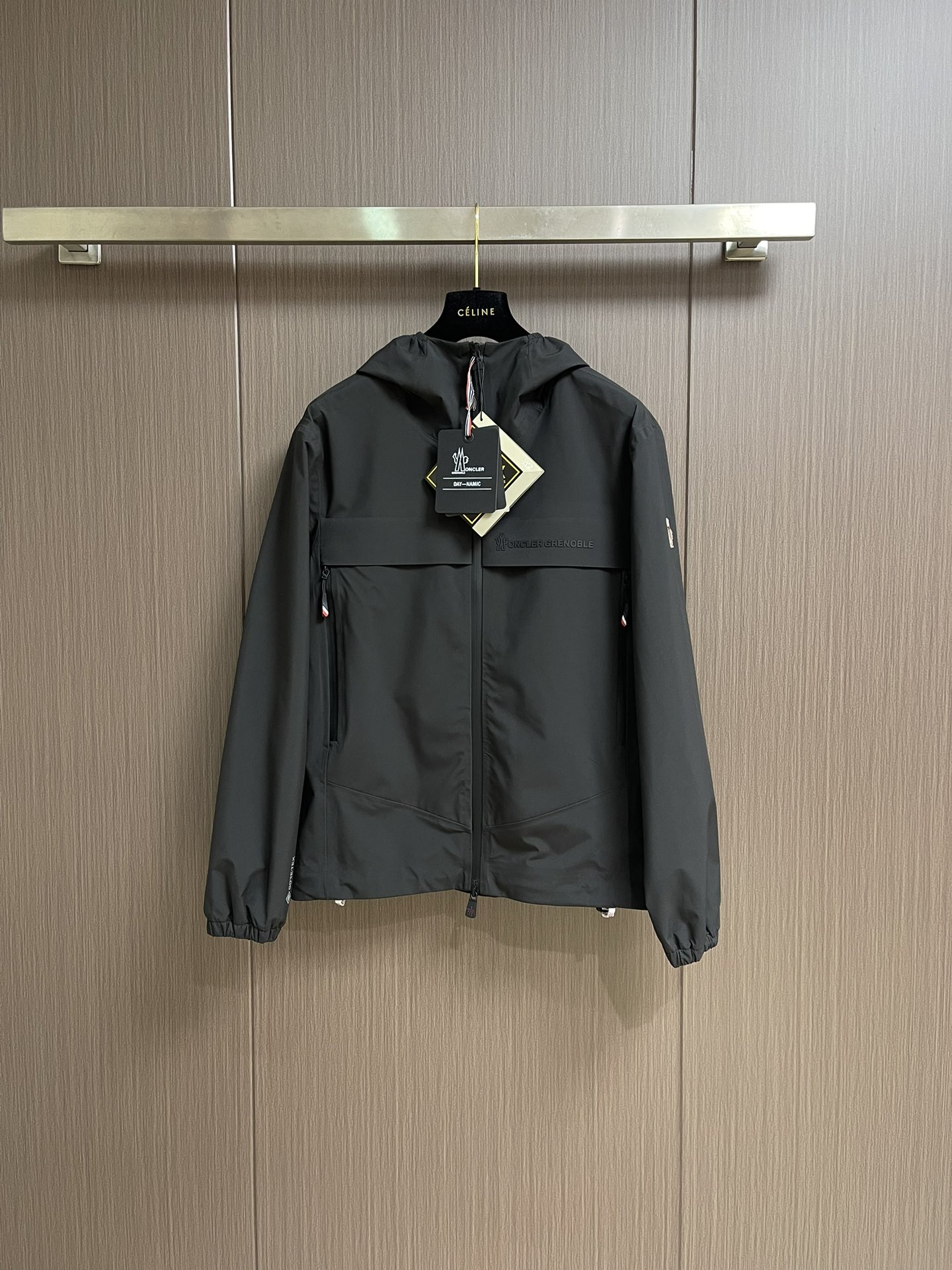 “Moncler Hard-Shell Velvet Coats: Windproof, Waterproof, and High-Performance Skiing Apparel with Fashionable Design”