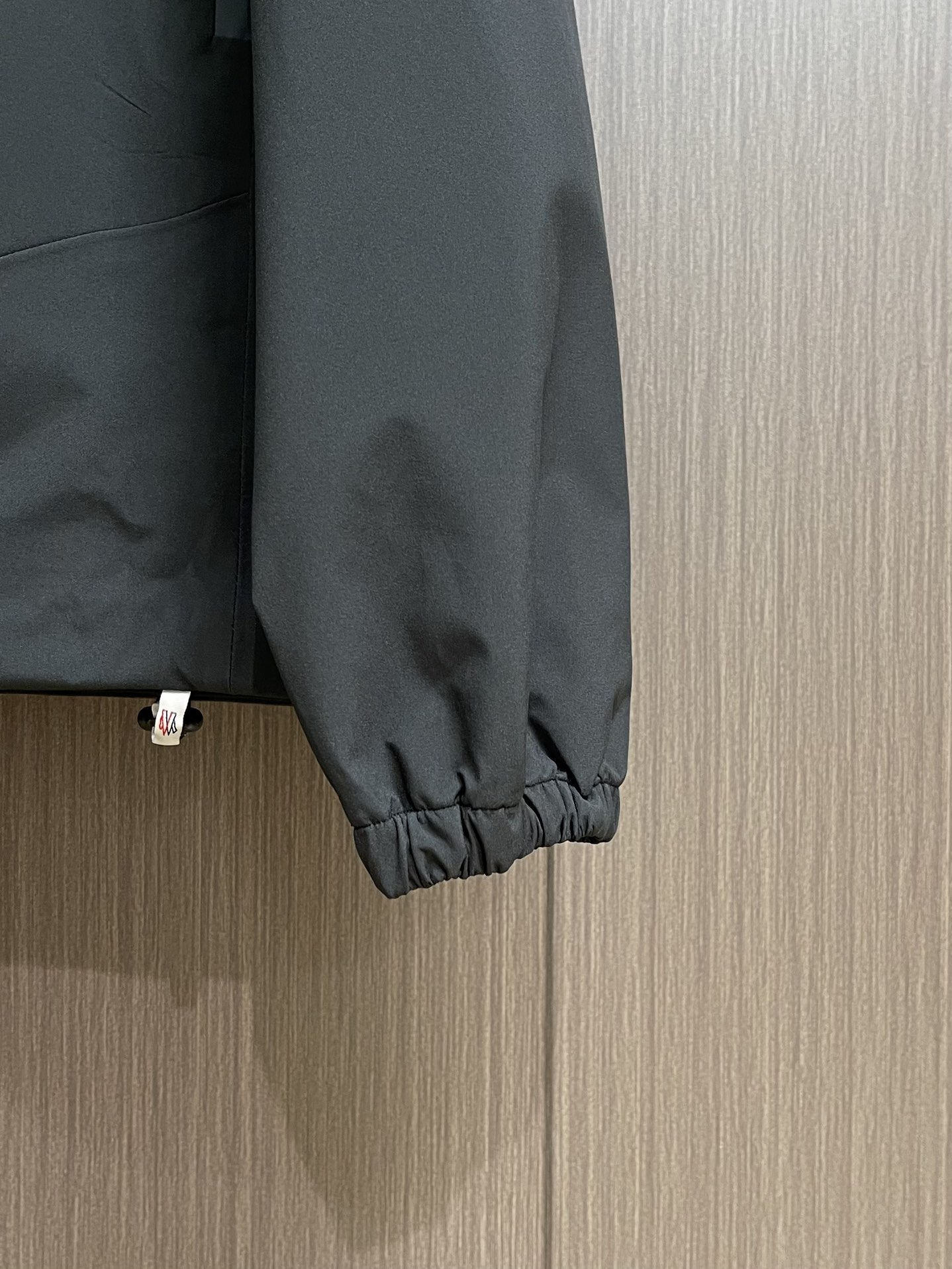 “Moncler Hard-Shell Velvet Coats: Windproof, Waterproof, and High-Performance Skiing Apparel with Fashionable Design” - 图片 8