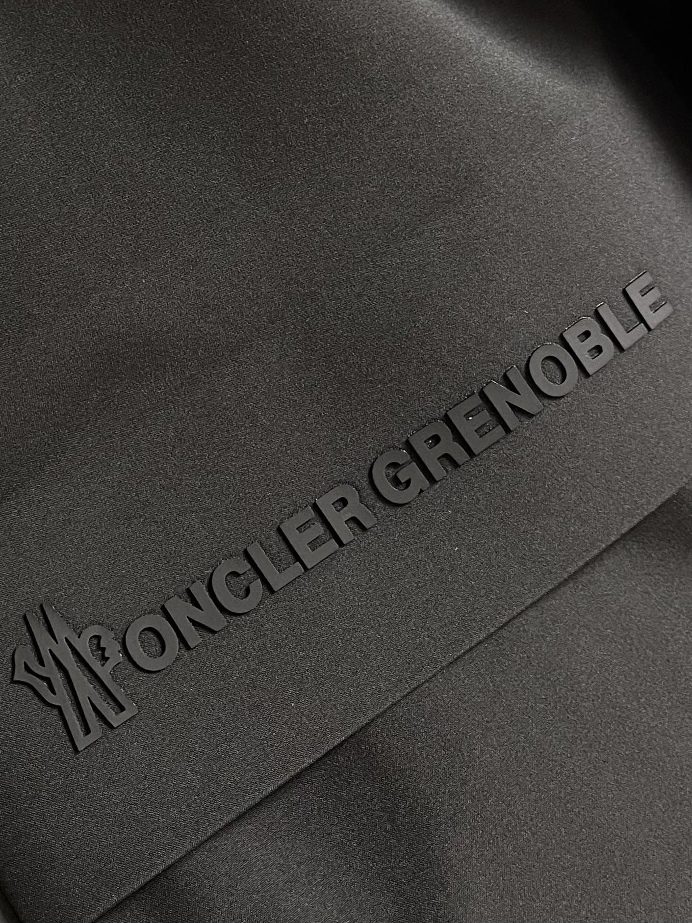 “Moncler Hard-Shell Velvet Coats: Windproof, Waterproof, and High-Performance Skiing Apparel with Fashionable Design” - 图片 9