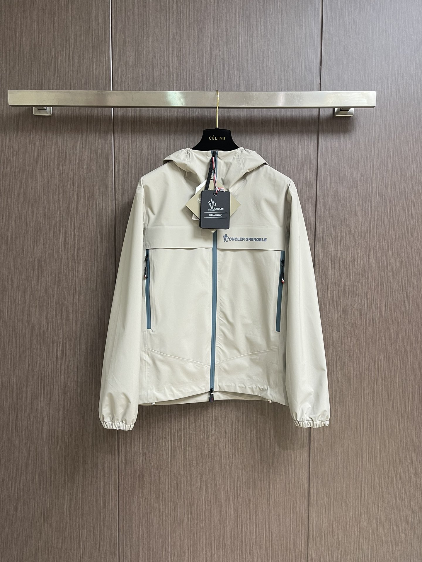 Moncler Hard-Shell Velvet Coats: High-Performance Fabrics for Fashionable Outdoor Wear