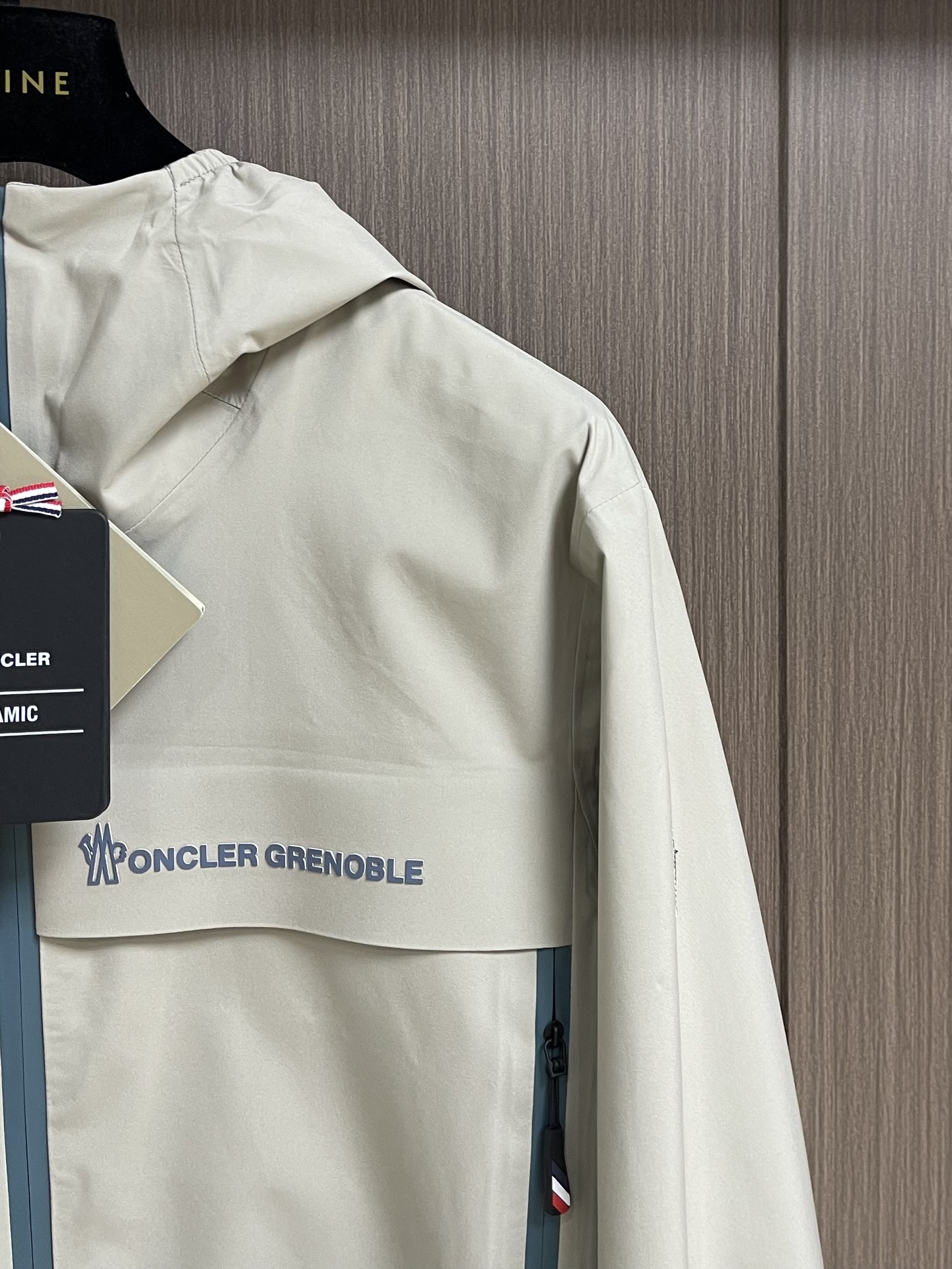 Moncler Hard-Shell Velvet Coats: High-Performance Fabrics for Fashionable Outdoor Wear - 图片 4