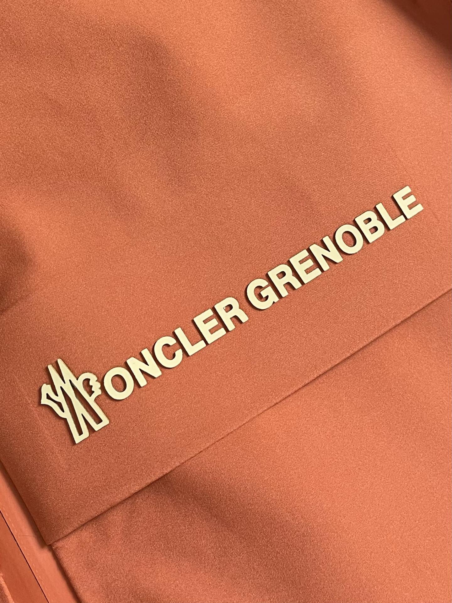 Title: Moncler Hard-Shell Velvet Coats Features and Benefits Summary: High-performance, windproof, waterproof coats with functional fabric and fashion styles for outdoor activities. - 图片 5