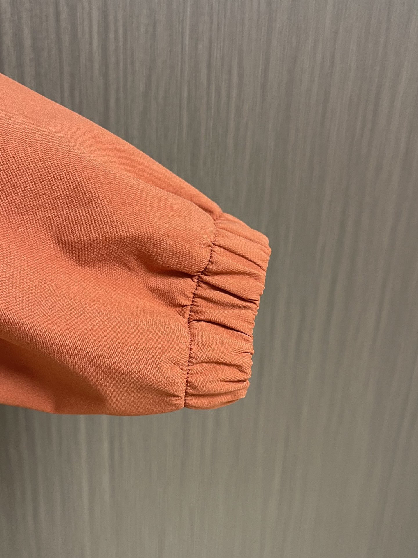 Title: Moncler Hard-Shell Velvet Coats Features and Benefits Summary: High-performance, windproof, waterproof coats with functional fabric and fashion styles for outdoor activities. - 图片 9