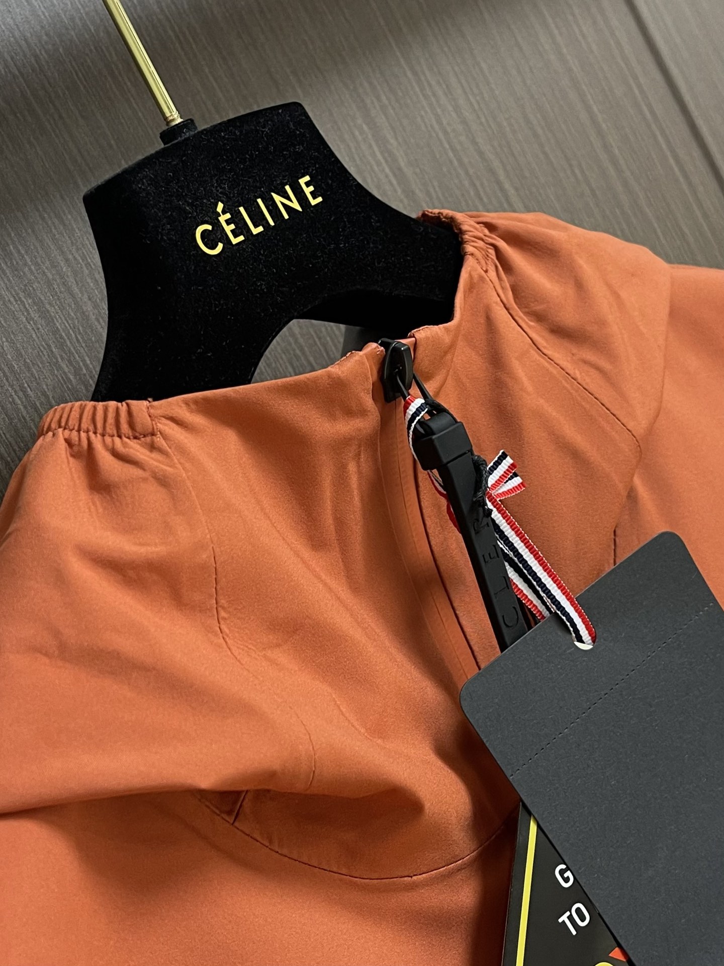 Title: Moncler Hard-Shell Velvet Coats Features and Benefits Summary: High-performance, windproof, waterproof coats with functional fabric and fashion styles for outdoor activities. - 图片 6