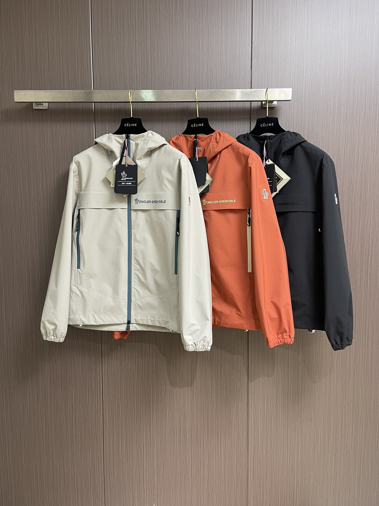 Title: Moncler Hard-Shell Velvet Coats Features and Benefits Summary: High-performance, windproof, waterproof coats with functional fabric and fashion styles for outdoor activities. - 图片 3