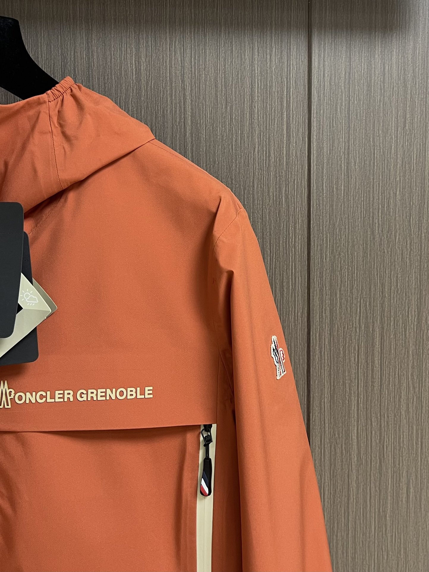 Title: Moncler Hard-Shell Velvet Coats Features and Benefits Summary: High-performance, windproof, waterproof coats with functional fabric and fashion styles for outdoor activities. - 图片 4