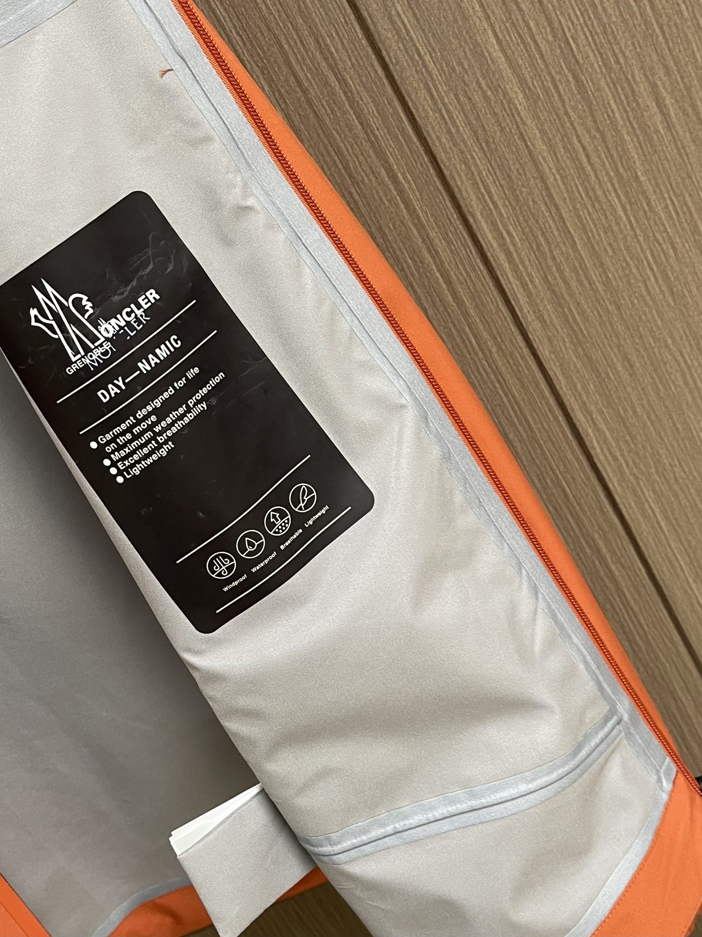 Title: Moncler Hard-Shell Velvet Coats Features and Benefits Summary: High-performance, windproof, waterproof coats with functional fabric and fashion styles for outdoor activities. - 图片 8