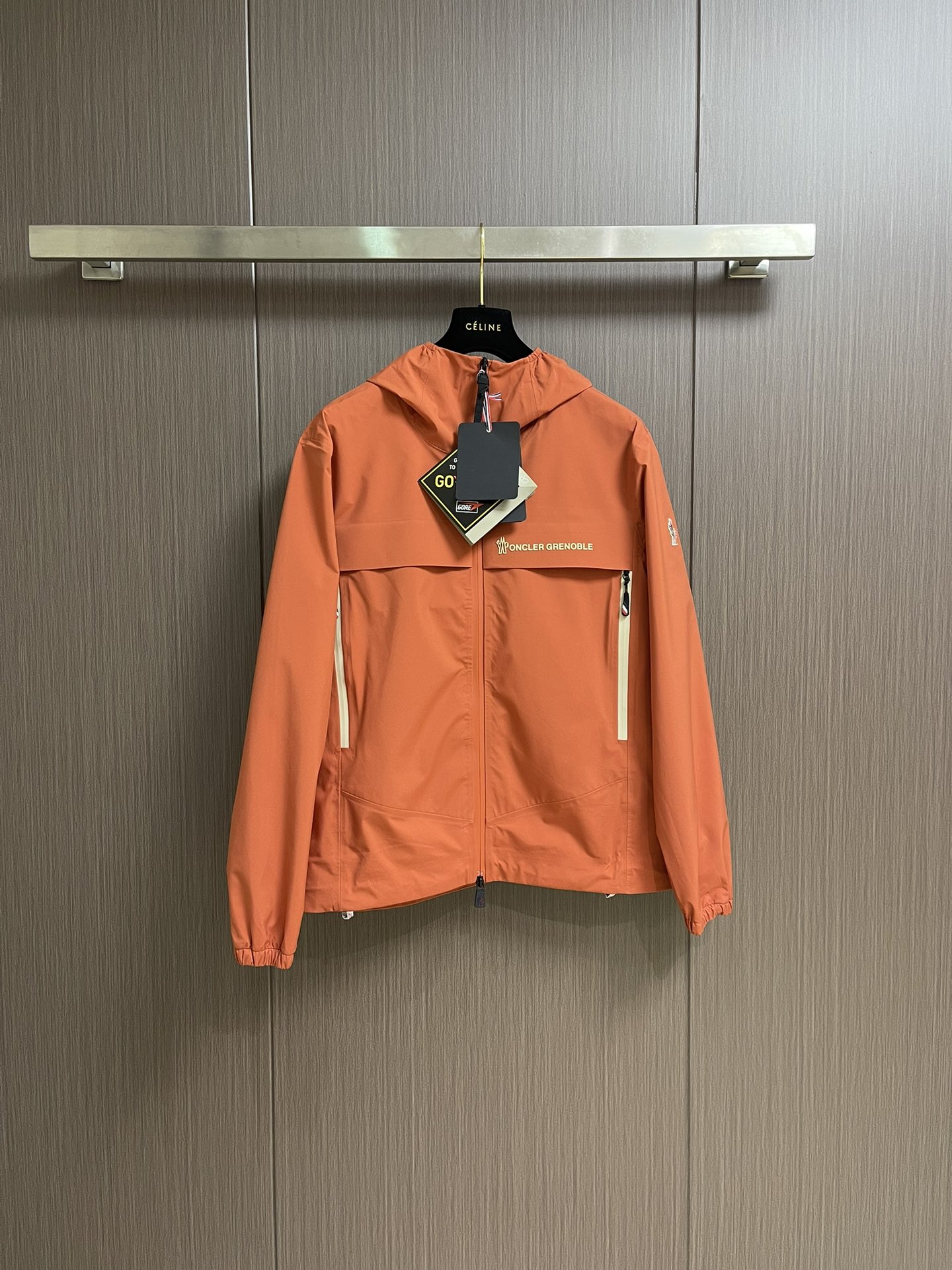 NO:488044,Moncler hard shell jacket down jacket, windproof and waterproof function, all-weather and all-weather fabric is a high-performance material that allows the wearer to enjoy a perfect and comfortable skiing experience while getting professional-grade safety protection. In addition, the ultra-high density inner line can not only effectively lock down, but also handle extreme cold weather. It can be called a perfect combination of fashion and outdoor. In fact, their daily down line should be a street style, but outdoor lines are still rare. This combination of functional fabrics and fashionable styles is really a big love. There is no traditional outdoor lines that do not talk about beauty, but only performance. It also has the excellent functional performance of traditional outdoor lines and high-strength waterproofing.  Since gore-tex has an average thin 9 billion small holes 20,000 times smaller than water droplets per square inch, making rainwater impossible to penetrate, all zippers are made of press-fitted waterproof zippers, and combined with high-performance fabrics, they are truly waterproof without dead corners!  Advanced electroplated hardware, customer-supplied matte color, everyone knows that the cost is huge, and the plaster and pocket zipper are used to press the glue zipper, which has very good wind resistance, size 1-2-3-4-5,, jackets & coats, down jacket, alexander wang19860909moncler 硬壳冲锋衣羽绒外套,防风防水功能性全天候 面料堪称一绝高性能的材料使穿着者在得到专业级安全保护的同时,还能享受完美舒适的滑雪体验.再加上超高密度内胆,不但可以有效的做到锁绒,更足以应付极寒天气了,堪称时装与户外的完美结合 其实他们家日常线的羽绒应该已经是街款了,但是户外线还是很少见的像这种功能性面料与时尚款式结合的真的是大爱 既没有传统户外线那种全然不讲美感,只讲性能的偏执 同时又具有传统户外的优良功能性性能,高强度的防水 由于gore-tex（戈尔特斯）薄平均每平方寸有90亿个比水珠小2万倍的小孔,使雨水不能渗透,所有拉链都采用压胶防水拉链,配合高性能的面料,真正做到无死角防水 ！高级的电镀五金件,客供哑光色,懂的都知道,成本巨高而且门襟和口袋拉链都采用的压胶拉链,防风性非常好,尺码1-2-3-4-5,,jackets & coats,down jacket,alexander wang,Men's clothing