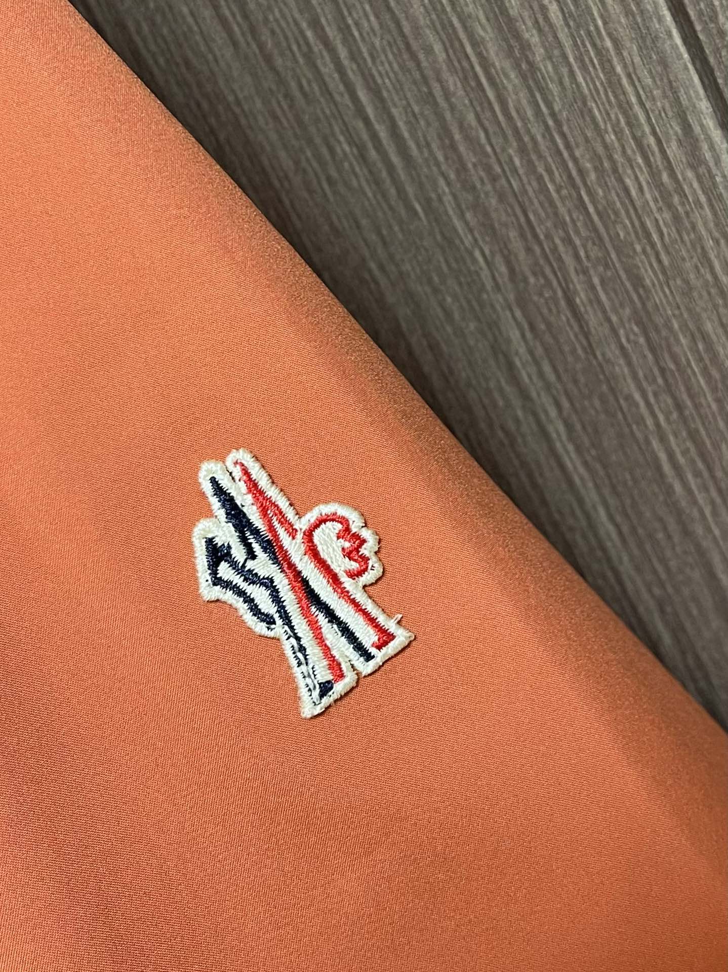 Title: Moncler Hard-Shell Velvet Coats Features and Benefits Summary: High-performance, windproof, waterproof coats with functional fabric and fashion styles for outdoor activities. - 图片 7