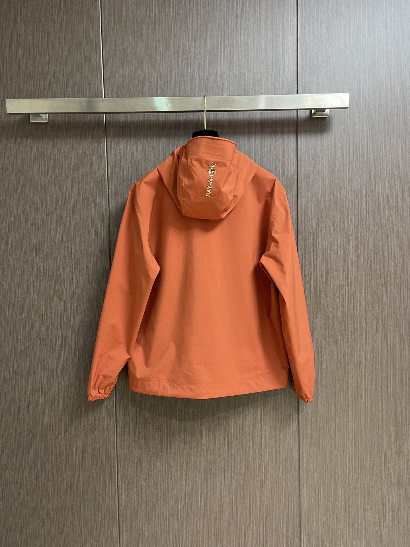 Title: Moncler Hard-Shell Velvet Coats Features and Benefits Summary: High-performance, windproof, waterproof coats with functional fabric and fashion styles for outdoor activities. - 图片 2