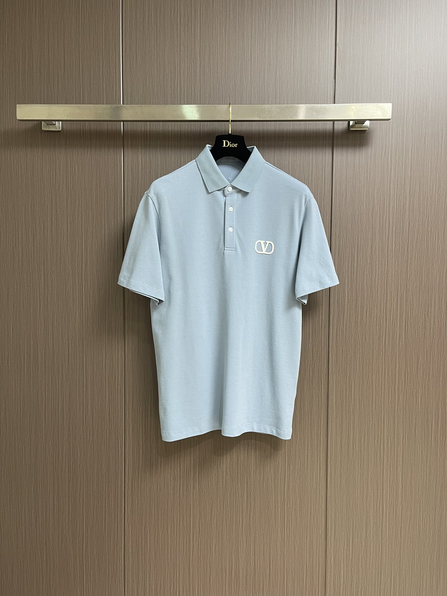 NO:493129,Valentino 2025SS spring and summer new polo shirt uses imported double mercerized bead floor cotton fabric, comfortable and breathable, delicate texture, super soft and skin-friendly!  The lapel design and tailoring are slim fit styles, which are absolutely crisp and handsome in combination!  It can be seen from the locking needle that it is absolutely produced by a large manufacturer. This density of sewing process is absolutely meticulous in handling details!  Size M-3XL, valentino, alexander wang19860909Valentino 2025SS春夏新款polo衫 采用进口双丝光珠地棉面料 舒适透气 质感细腻 超柔软亲肤触感！翻领设计,剪裁属于修身版型 绝对挺括帅气的合体型！从锁针可以看出 绝对大厂代工出品 这种密度的缝制工艺 对待细节处理绝对是一丝不苟！尺码M-3XL,,valentino,alexander wang,Men's clothing