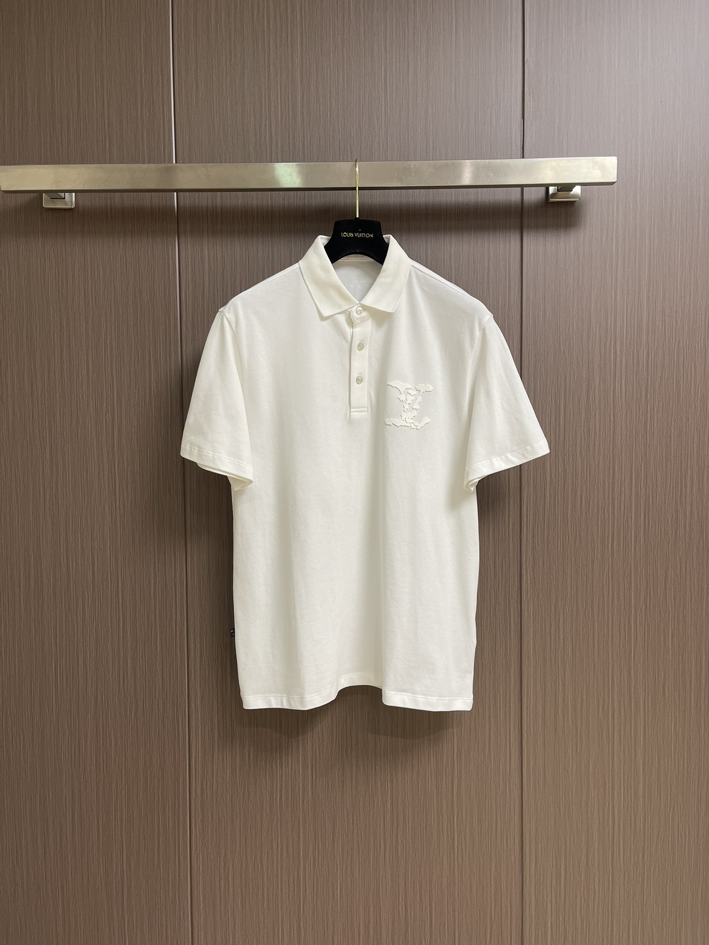 NO:493122,LV 2025SS new spring and summer short-sleeved lapel T-shirt polo, customized high-end vermill fabric simple and fashionable!  Classic logo simple and elegant style!  Full of high-end feel, wearable in all seasons. Simple European style. Size M-3XL, louis vuitton, T-shirt, tees, t-shirt, alexander wang19860909LV 2025SS新款春夏短袖翻领T恤polo,定制高端朱地面料简单时尚款！经典logo简单大方的款式！满满的高级感,四季可穿.简欧风格.尺码M-3XL,,louis vuitton,T-shirt,tees，t-shirt,alexander wang,Men's clothing